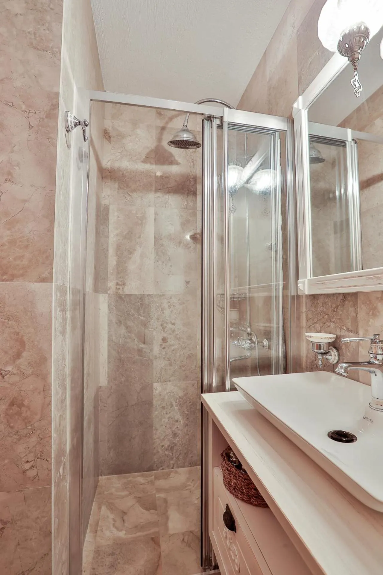 Shower, Bathroom in Pier House Hotel