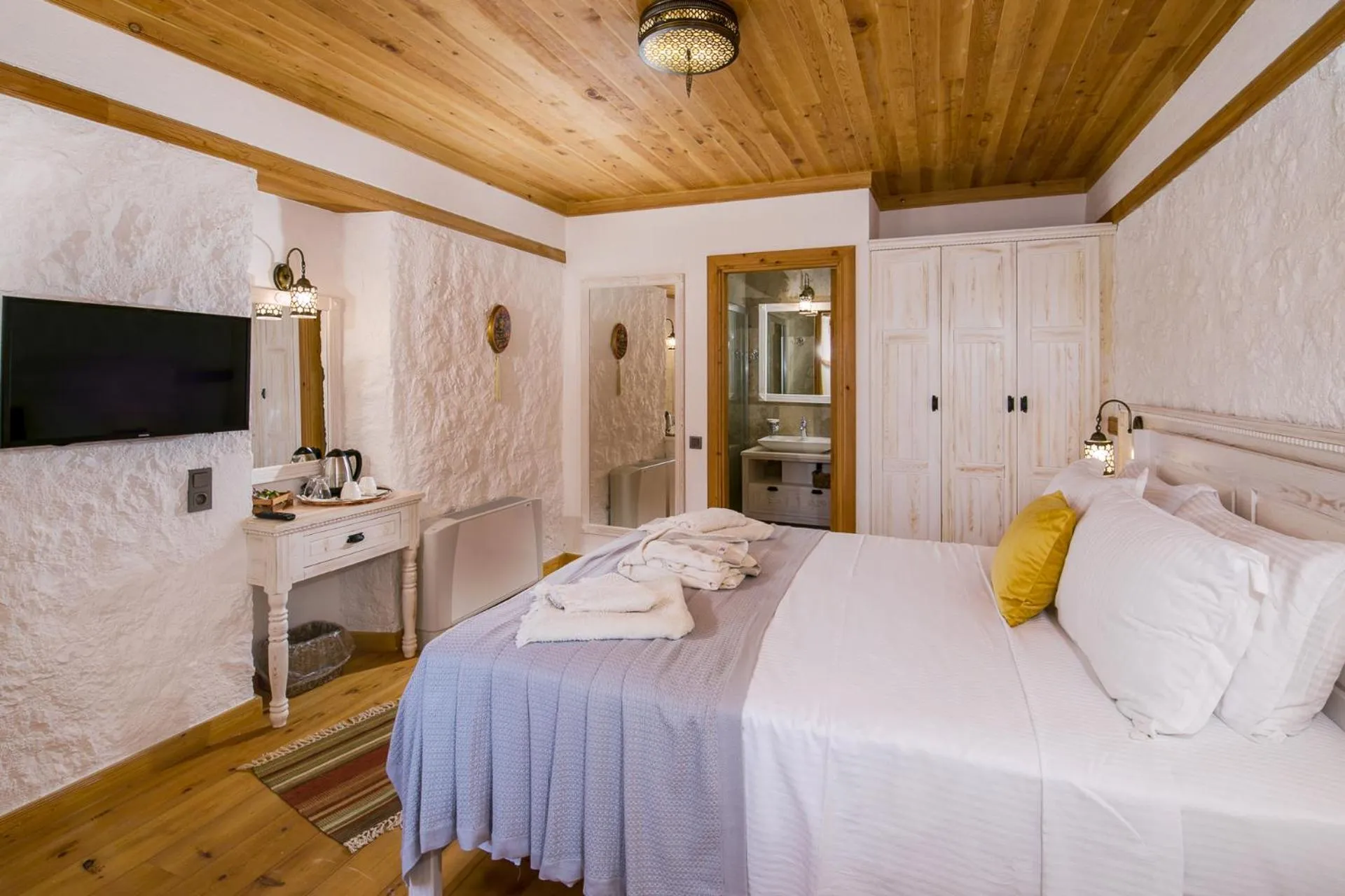 Photo of the whole room, TV/Entertainment Center in Pier House Hotel