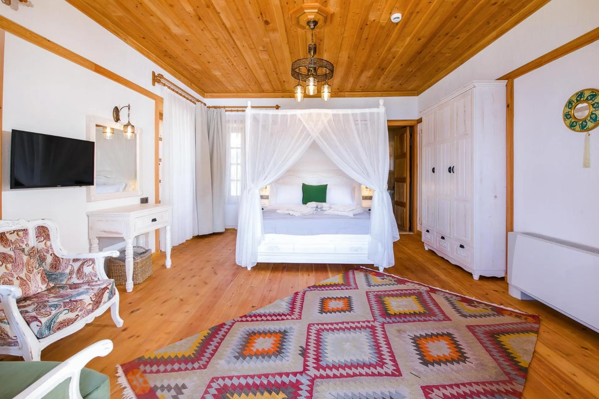 Bedroom, TV/Entertainment Center in Pier House Hotel