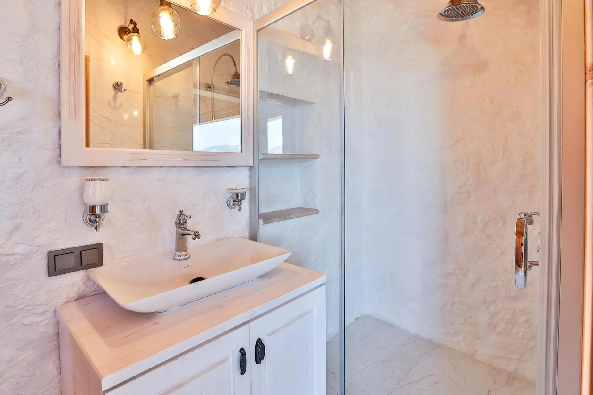 Shower, Bathroom in Pier House Hotel