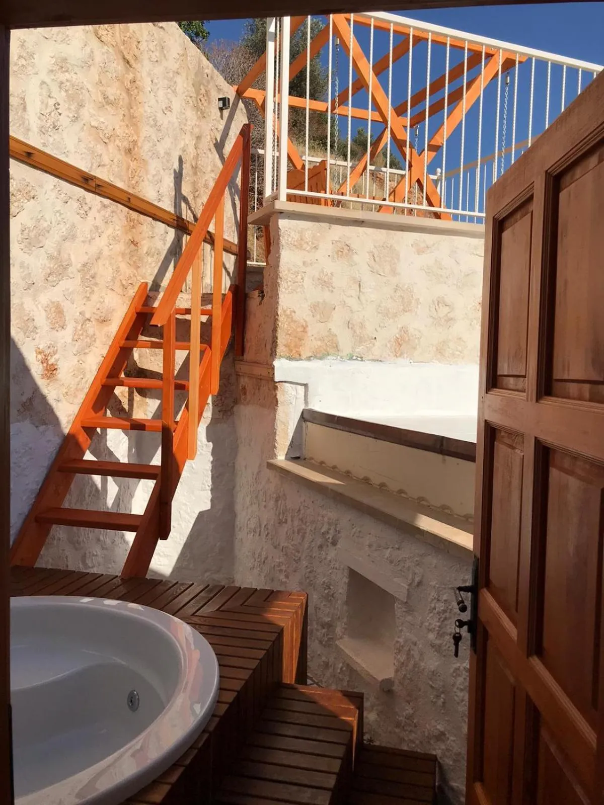 Balcony/Terrace, Bathroom in Pier House Hotel