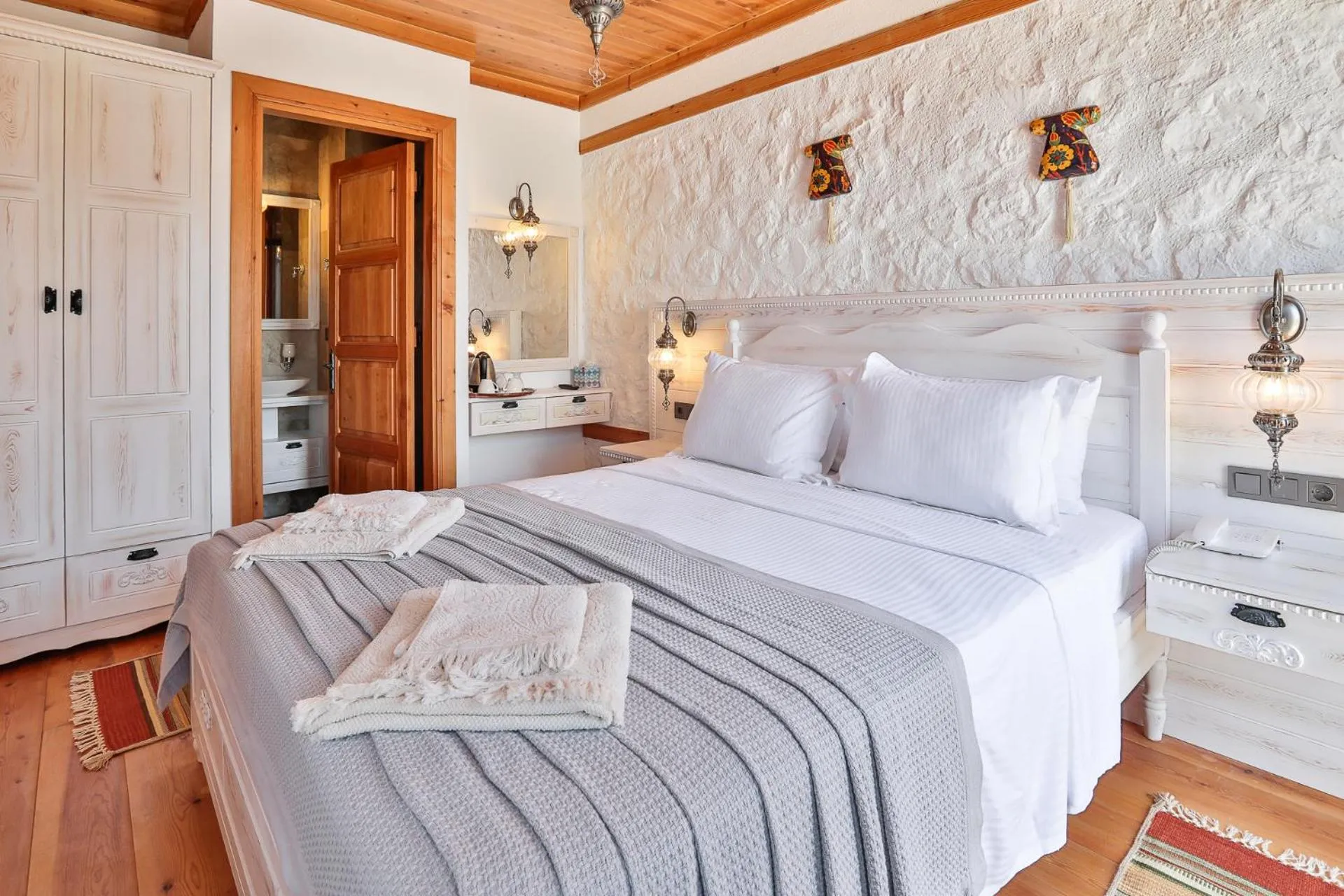 Bed in Pier House Hotel