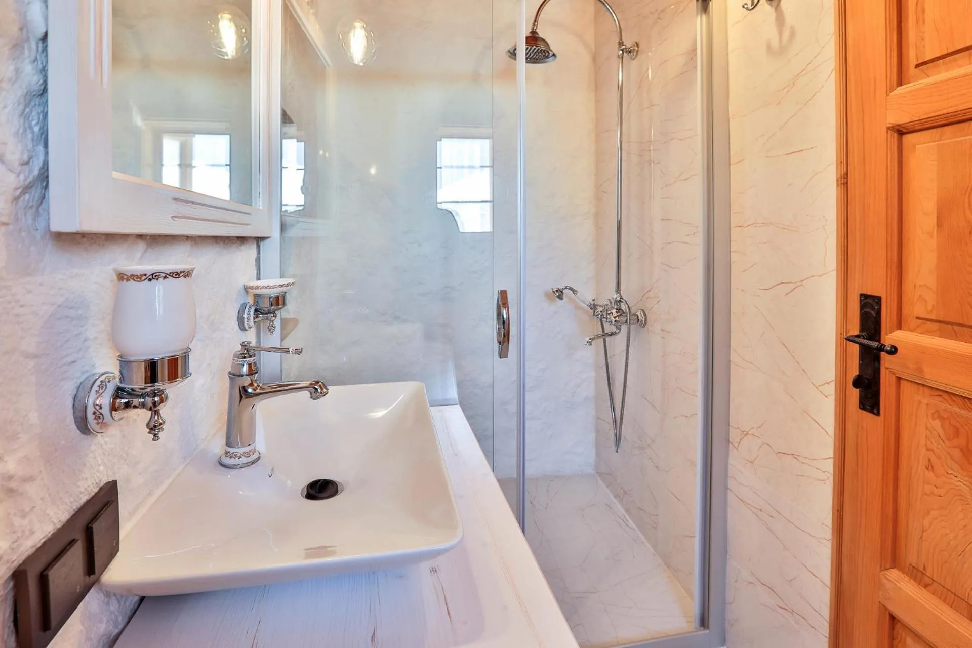 Shower, Bathroom in Pier House Hotel