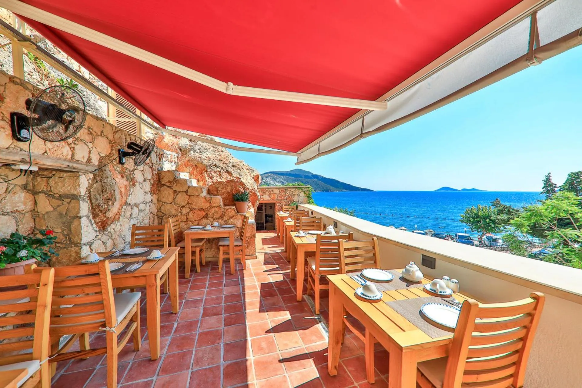 Restaurant/Places to Eat in Pier House Hotel