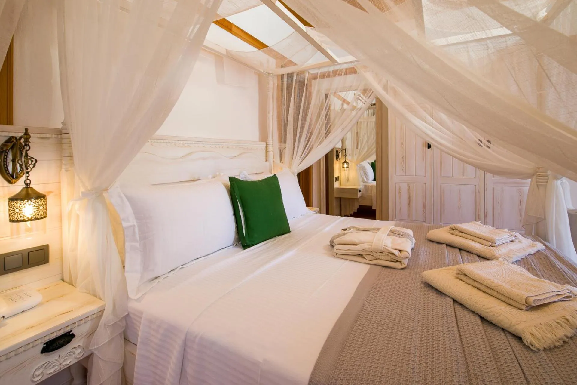 Bed in Pier House Hotel