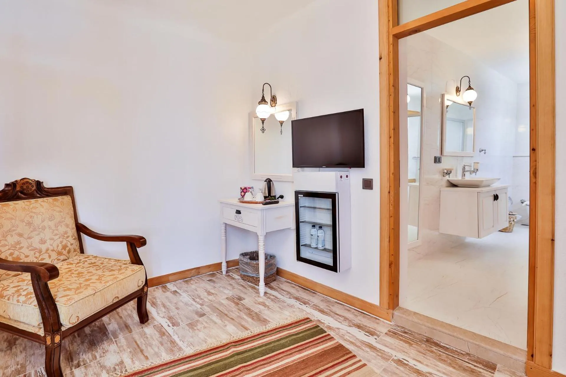 Seating area, TV/Entertainment Center in Pier House Hotel