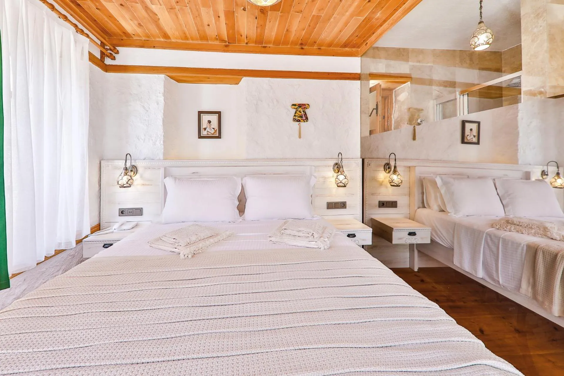 Bed in Pier House Hotel