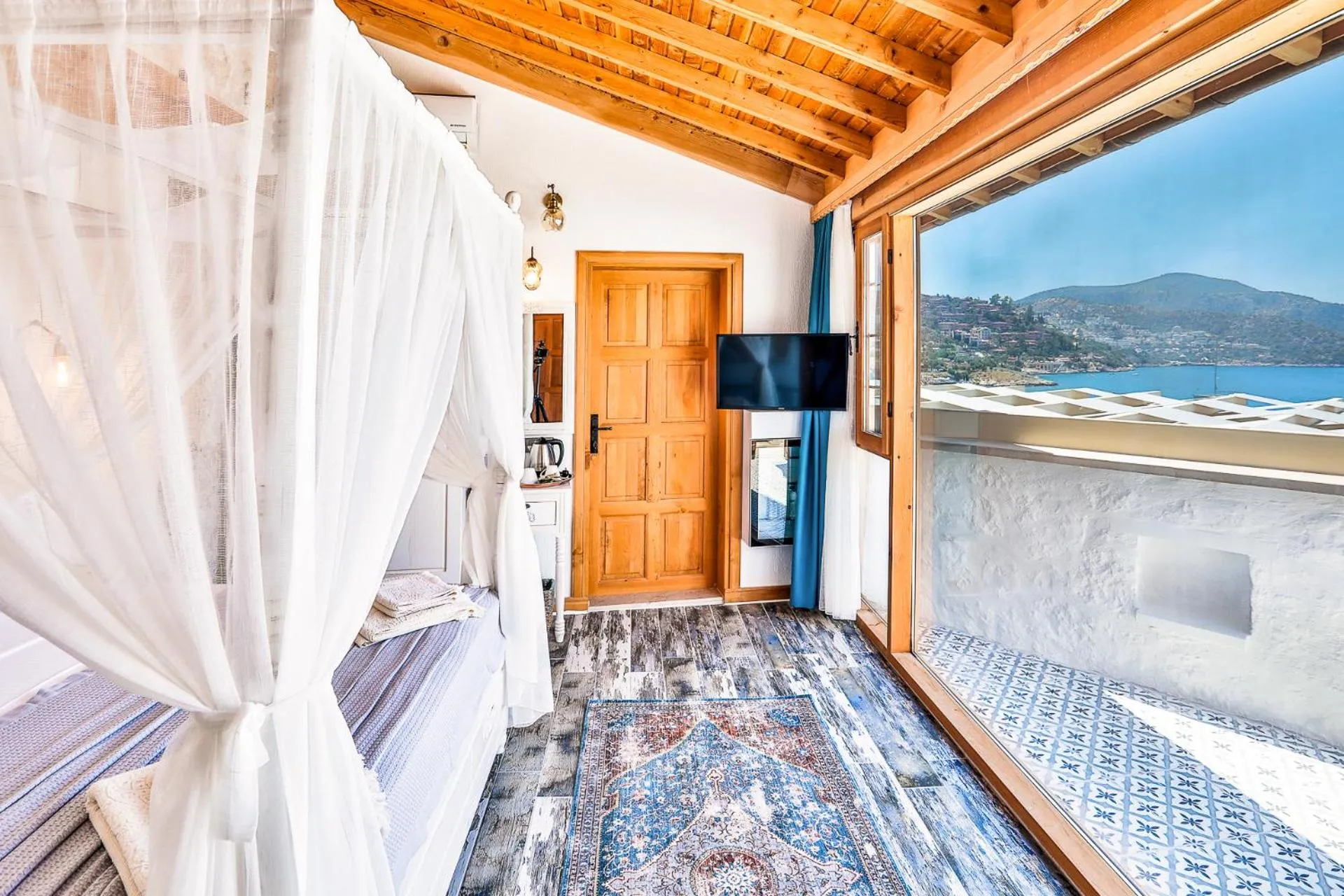 TV and multimedia in Pier House Hotel