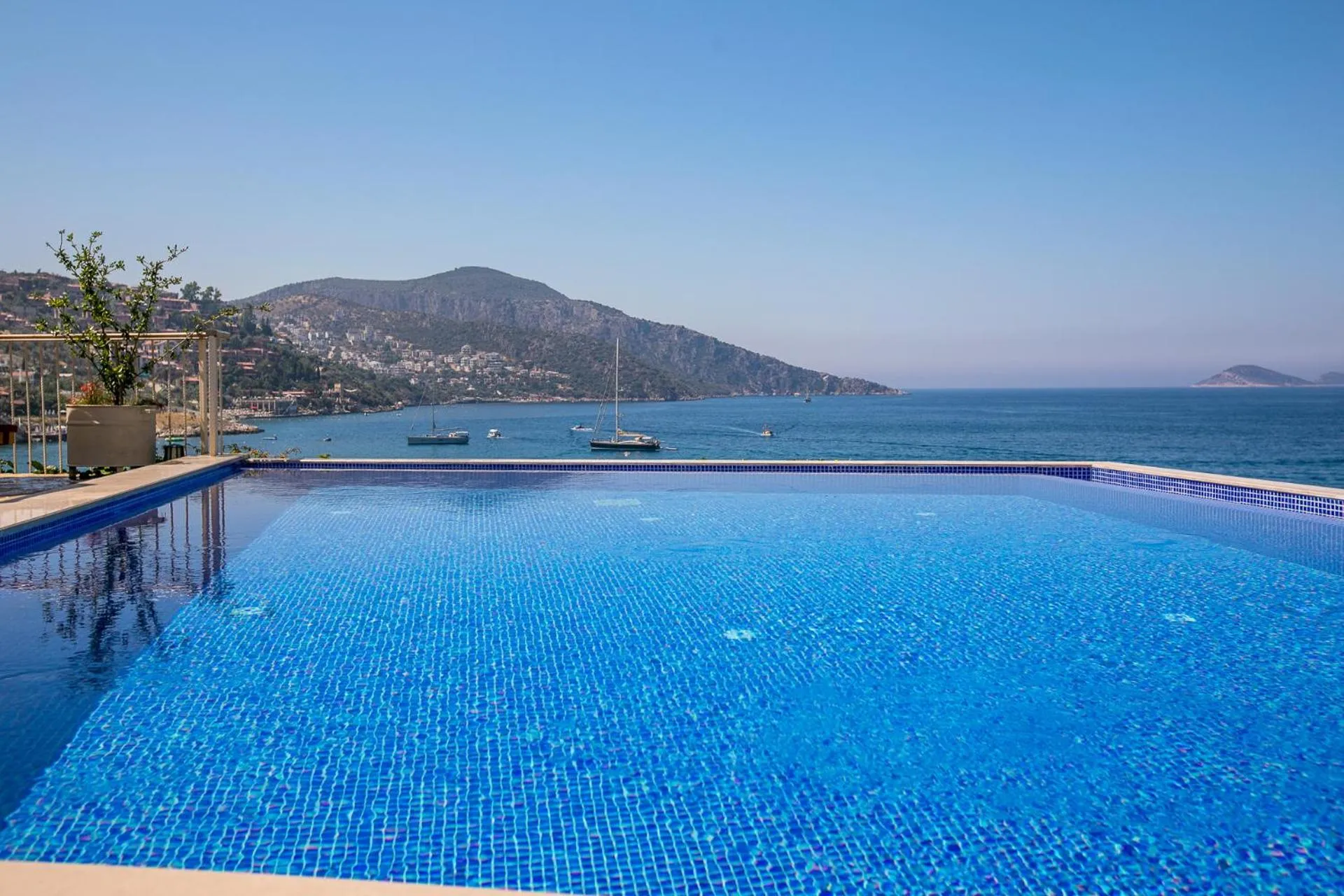 Sea view, Swimming Pool in Pier House Hotel