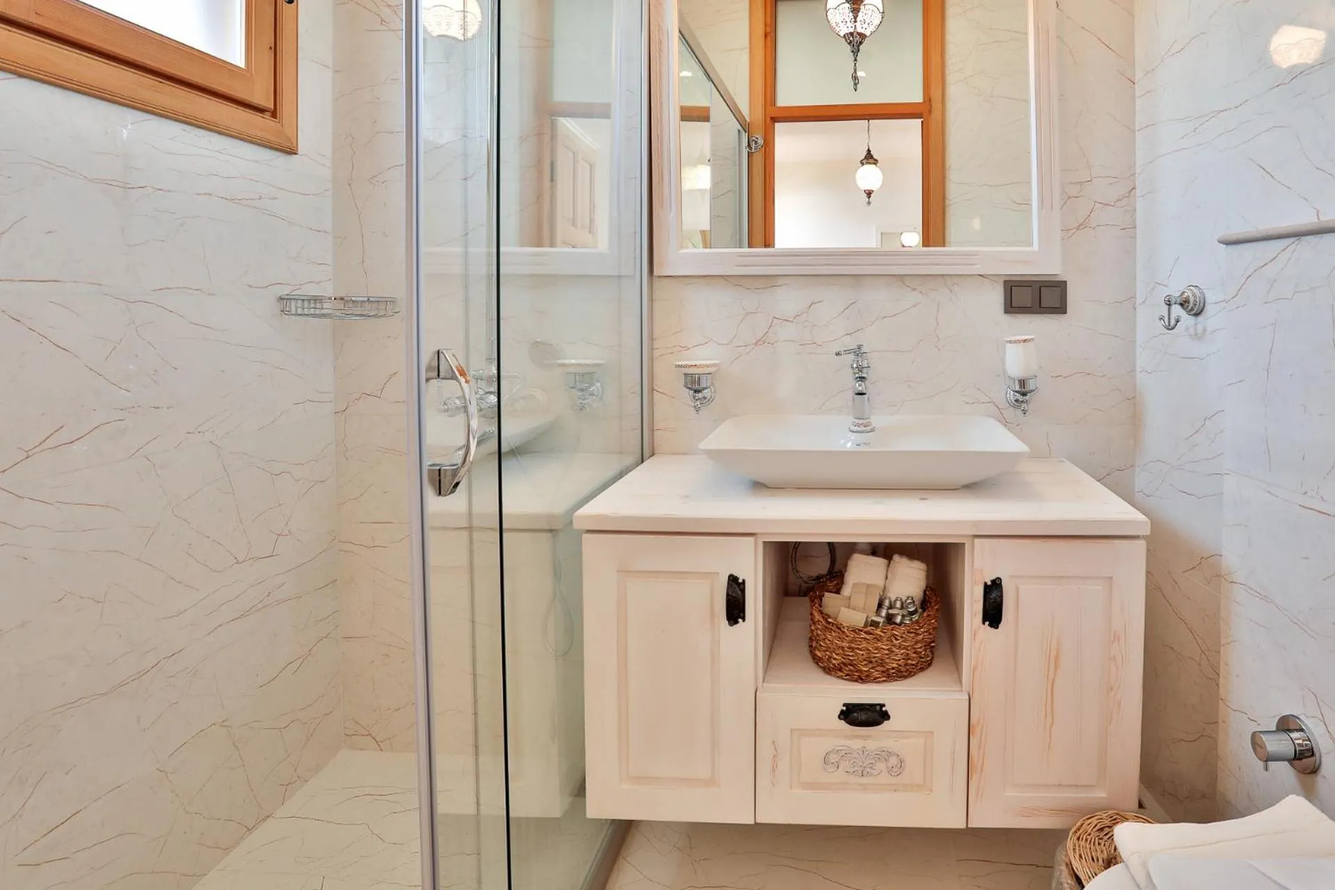 Shower, Bathroom in Pier House Hotel