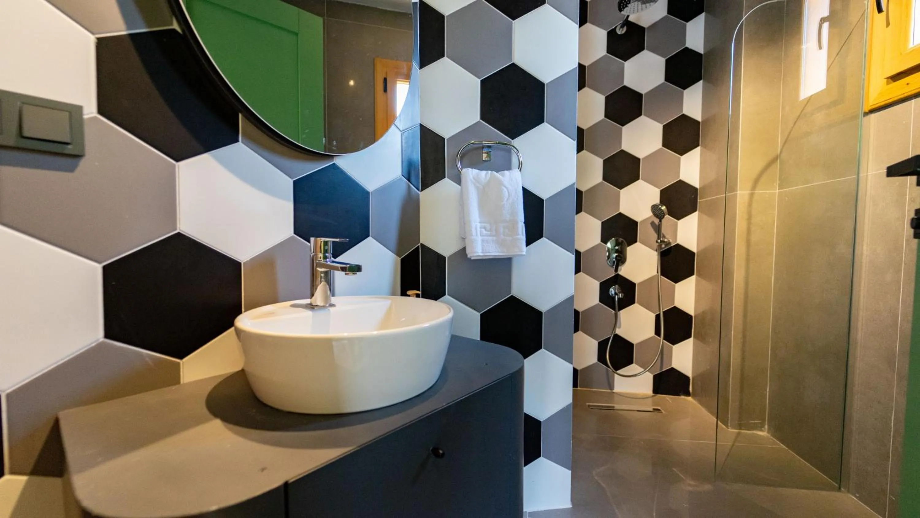 Shower, Bathroom in Pier House Hotel