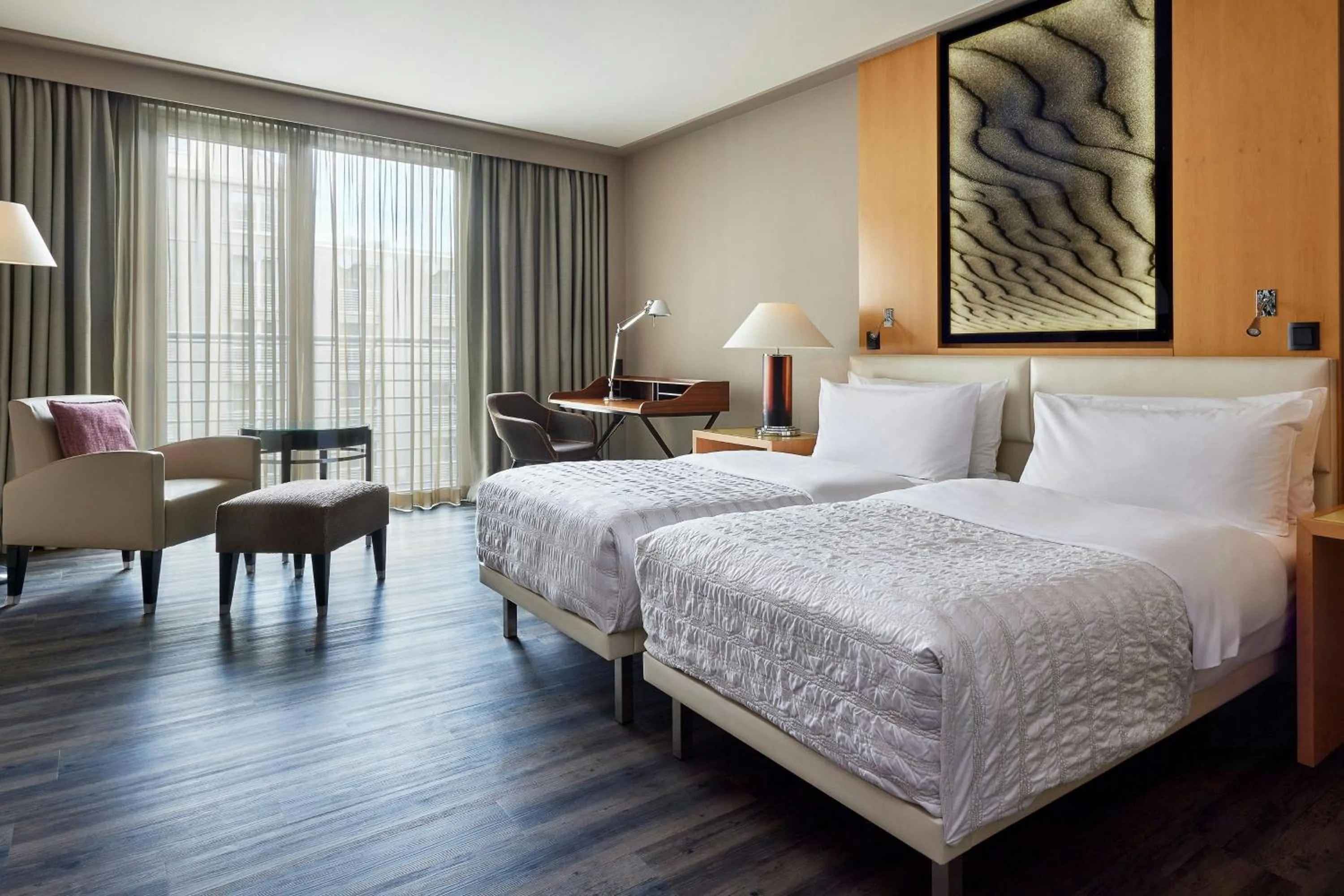 Photo of the whole room, Bed in Le Meridien Munich