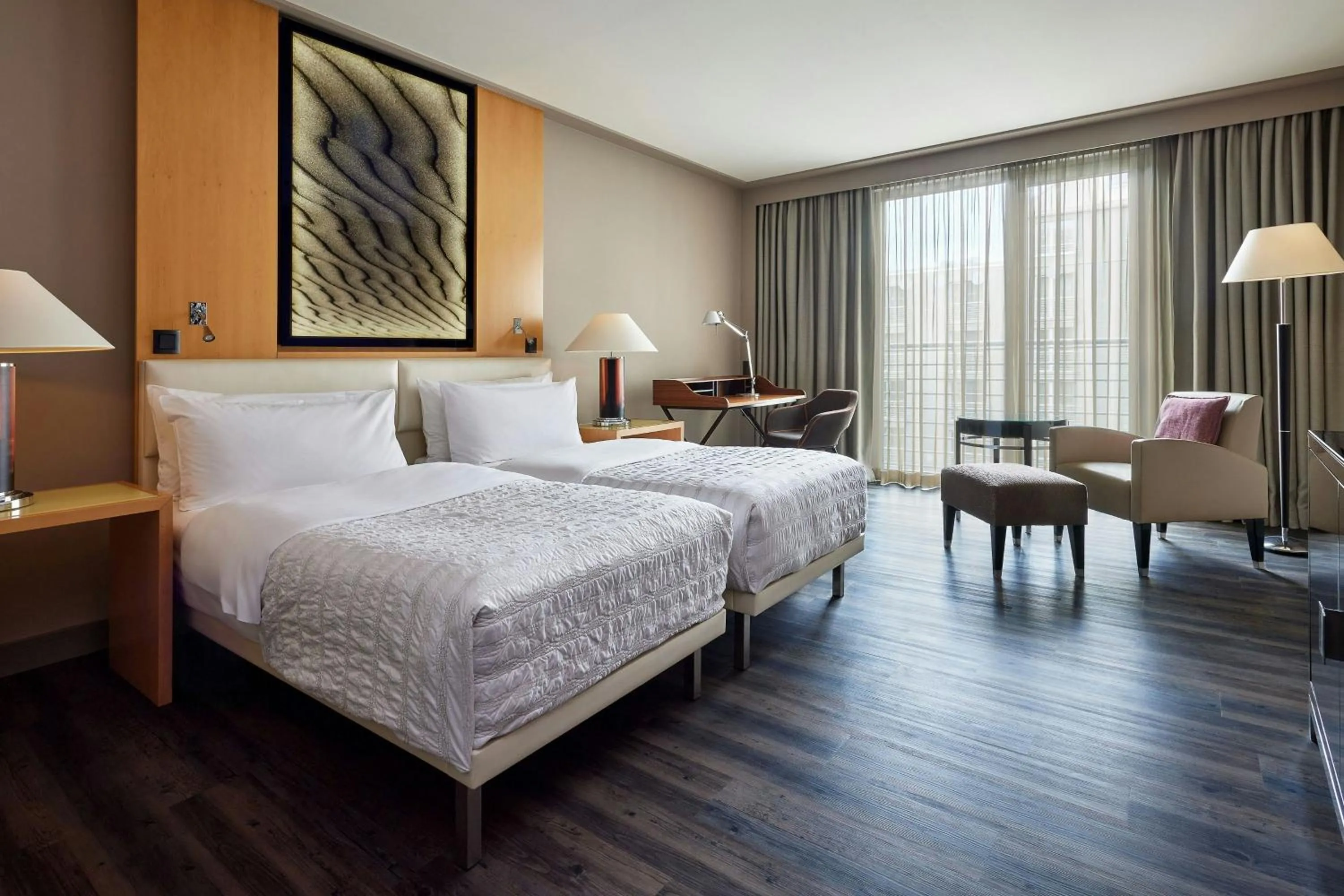 Photo of the whole room, Bed in Le Meridien Munich