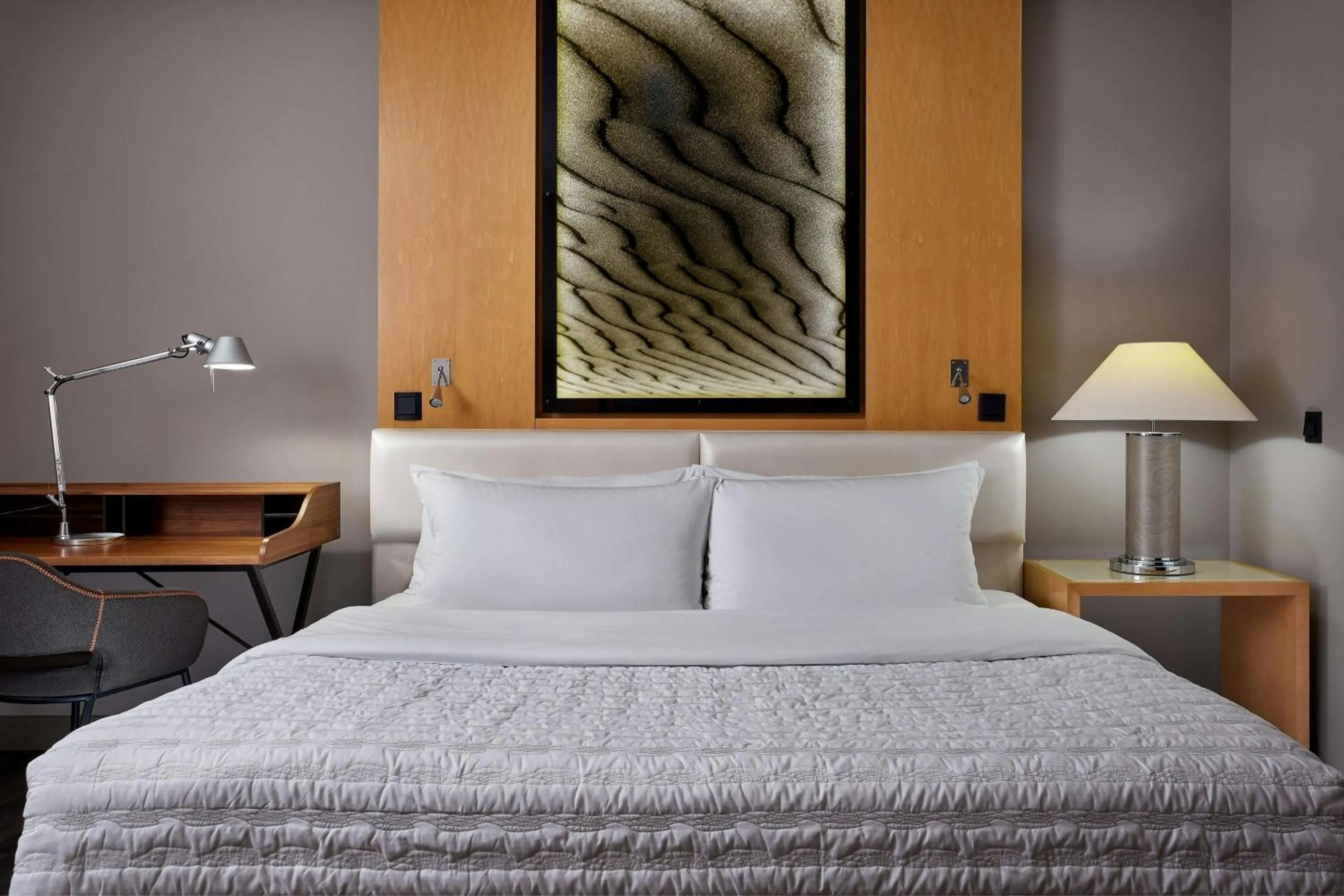 Photo of the whole room, Bed in Le Meridien Munich