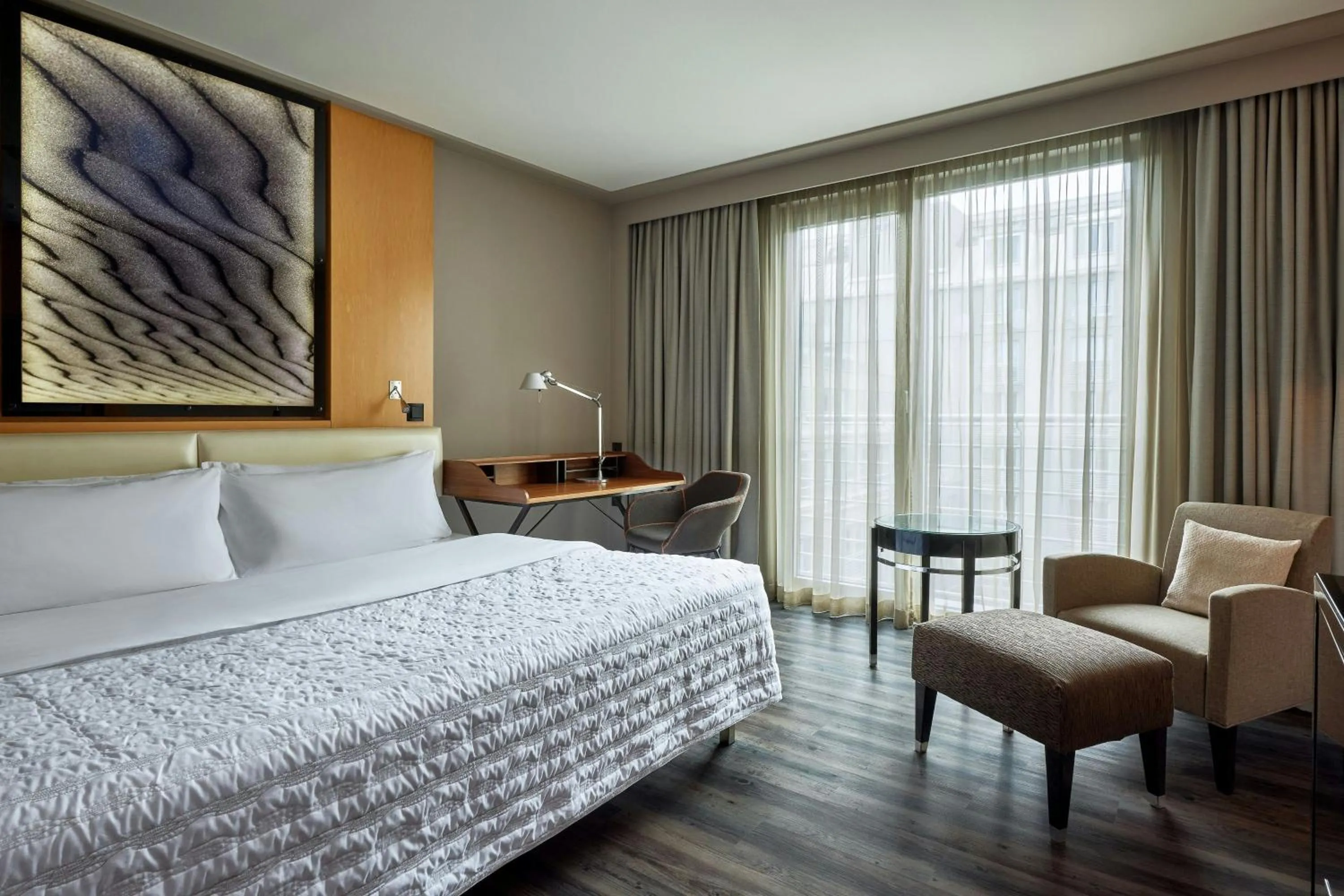 Photo of the whole room, Bed in Le Meridien Munich