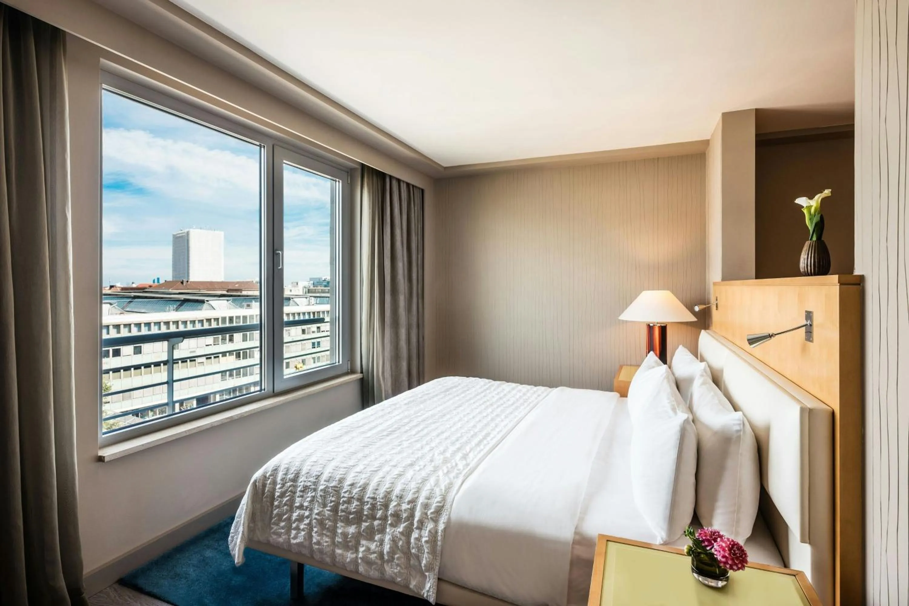 Photo of the whole room, Bed in Le Meridien Munich