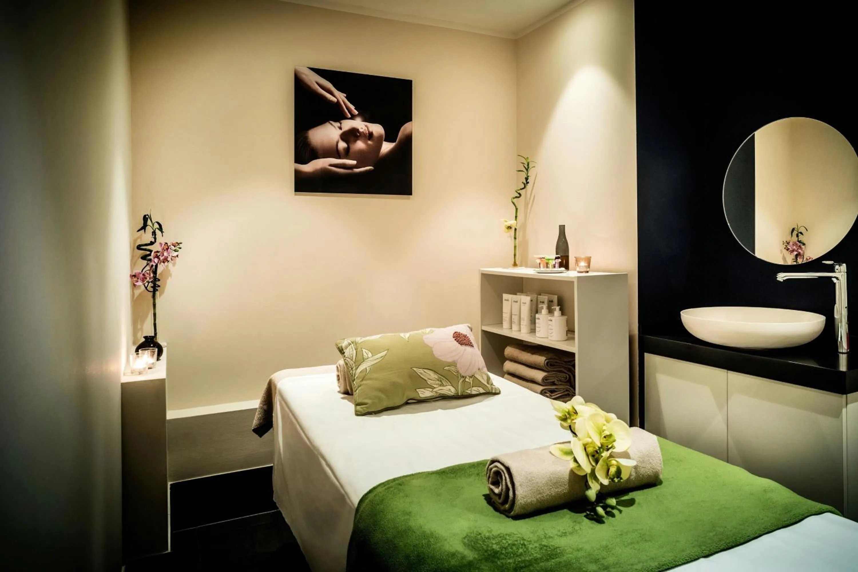 Spa and wellness centre/facilities, Bed in Le Meridien Munich
