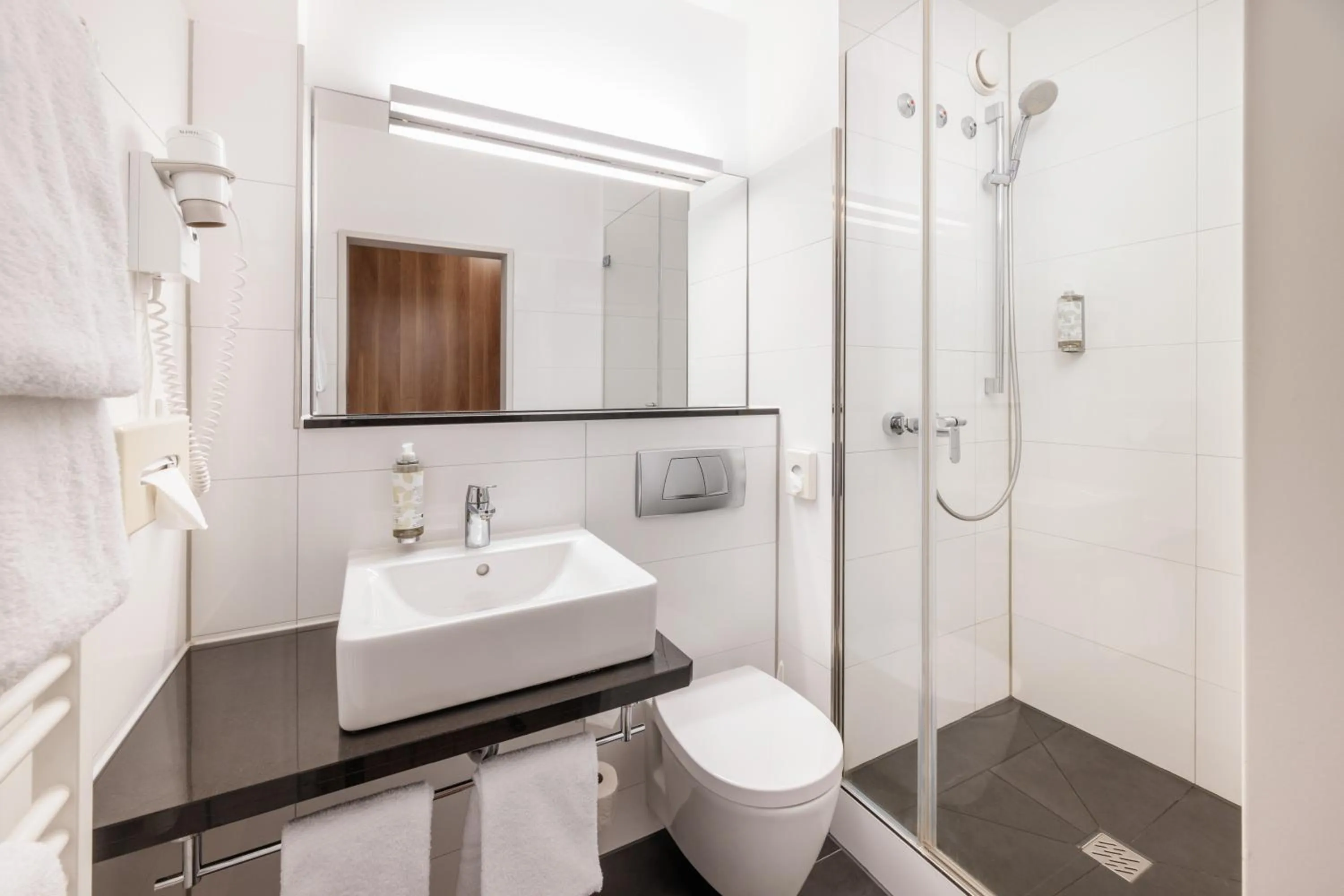 Bathroom in GHOTEL hotel & living Hannover