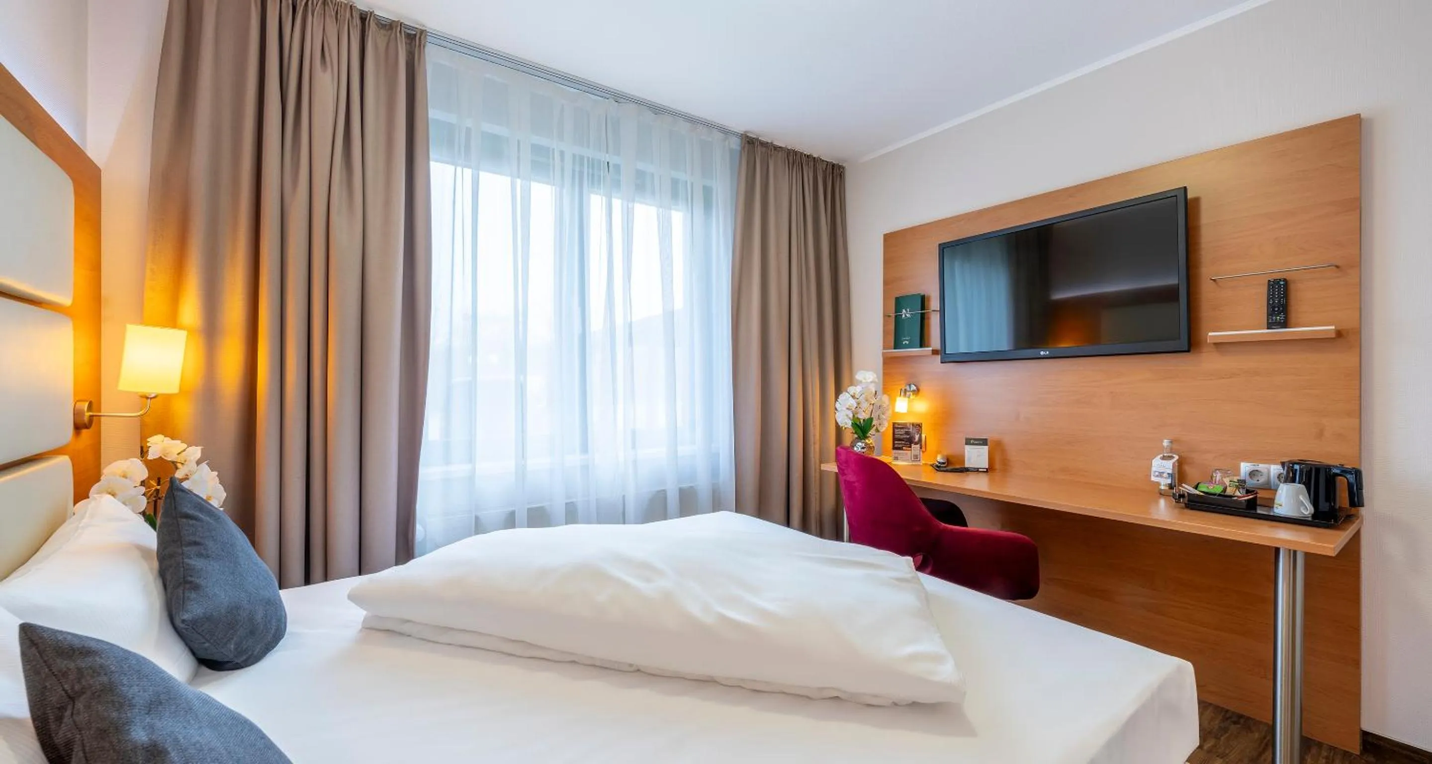 TV and multimedia, Bed in PLAZA INN Braunschweig City Süd