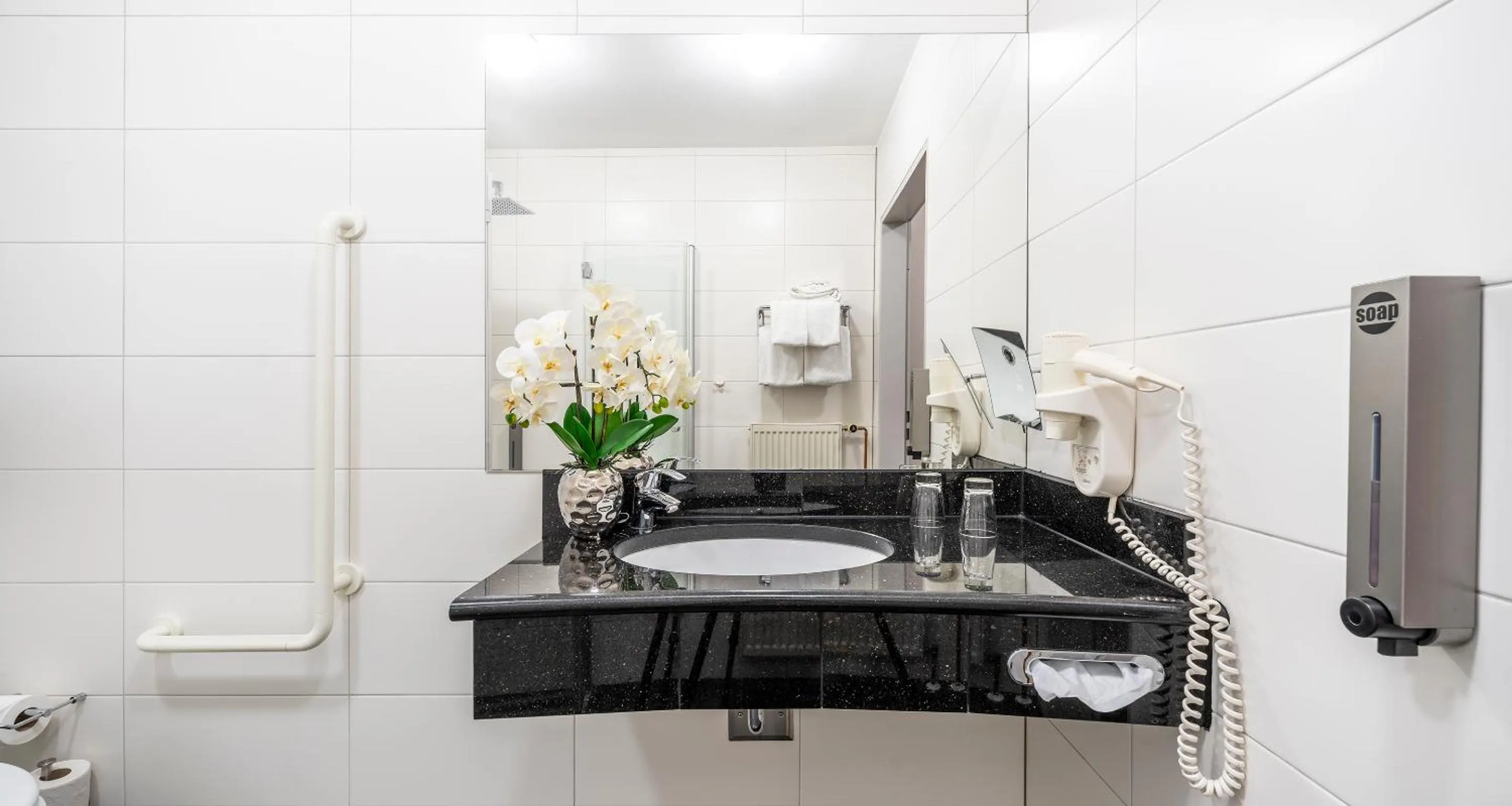 Bathroom in PLAZA INN Braunschweig City Süd