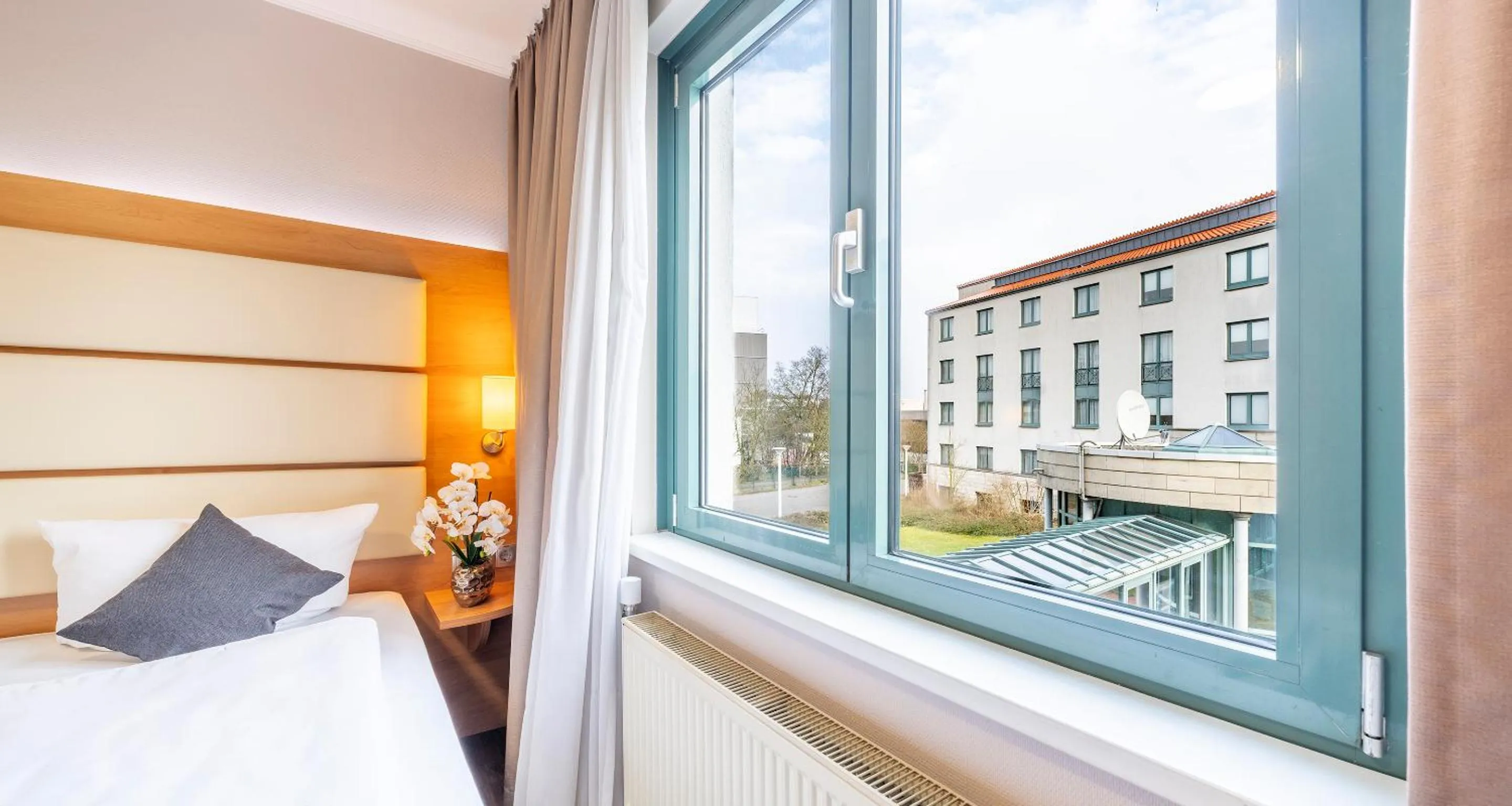 Bed in PLAZA INN Braunschweig City Süd