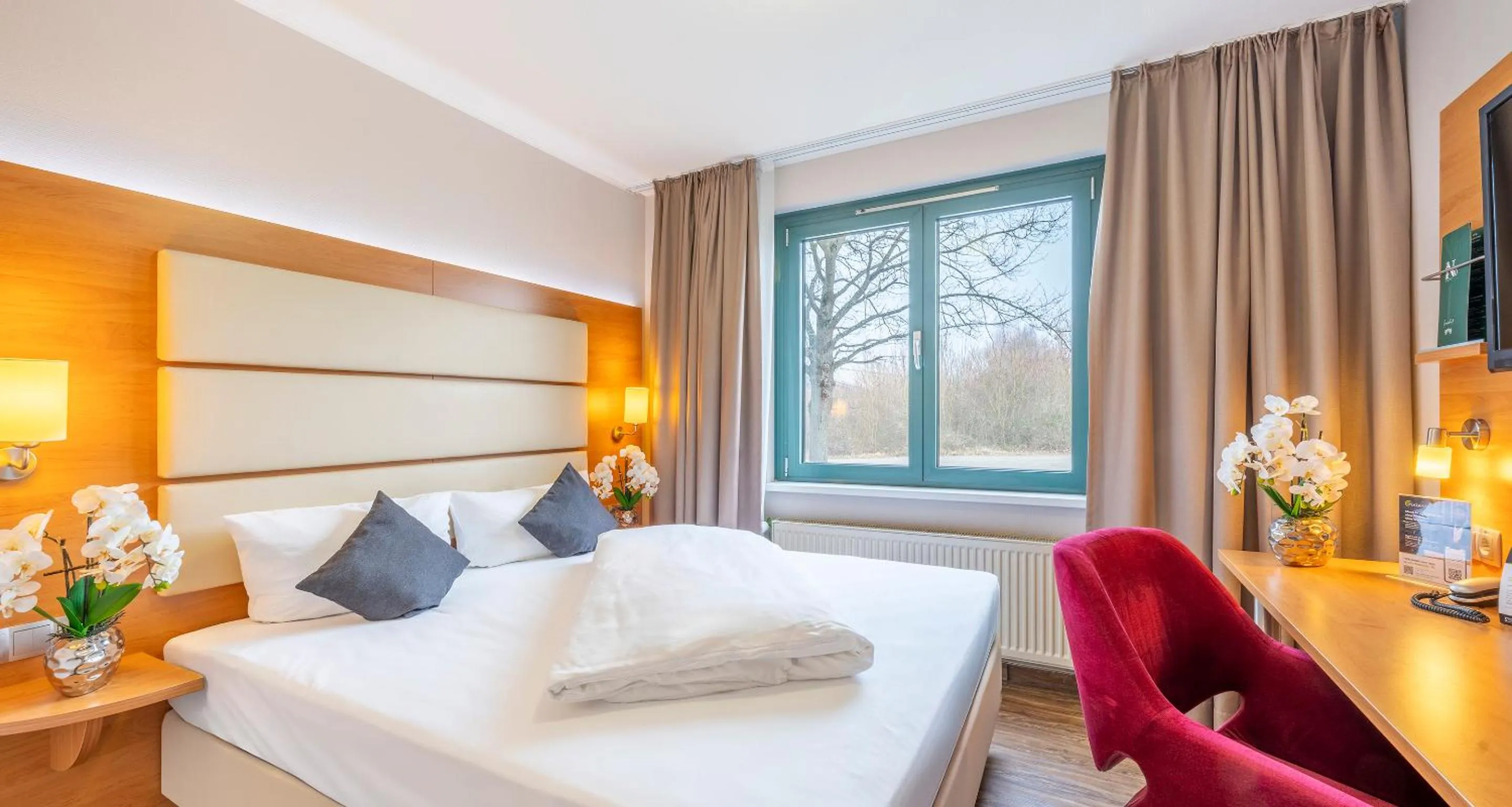 View (from property/room), Bed in PLAZA INN Braunschweig City Süd