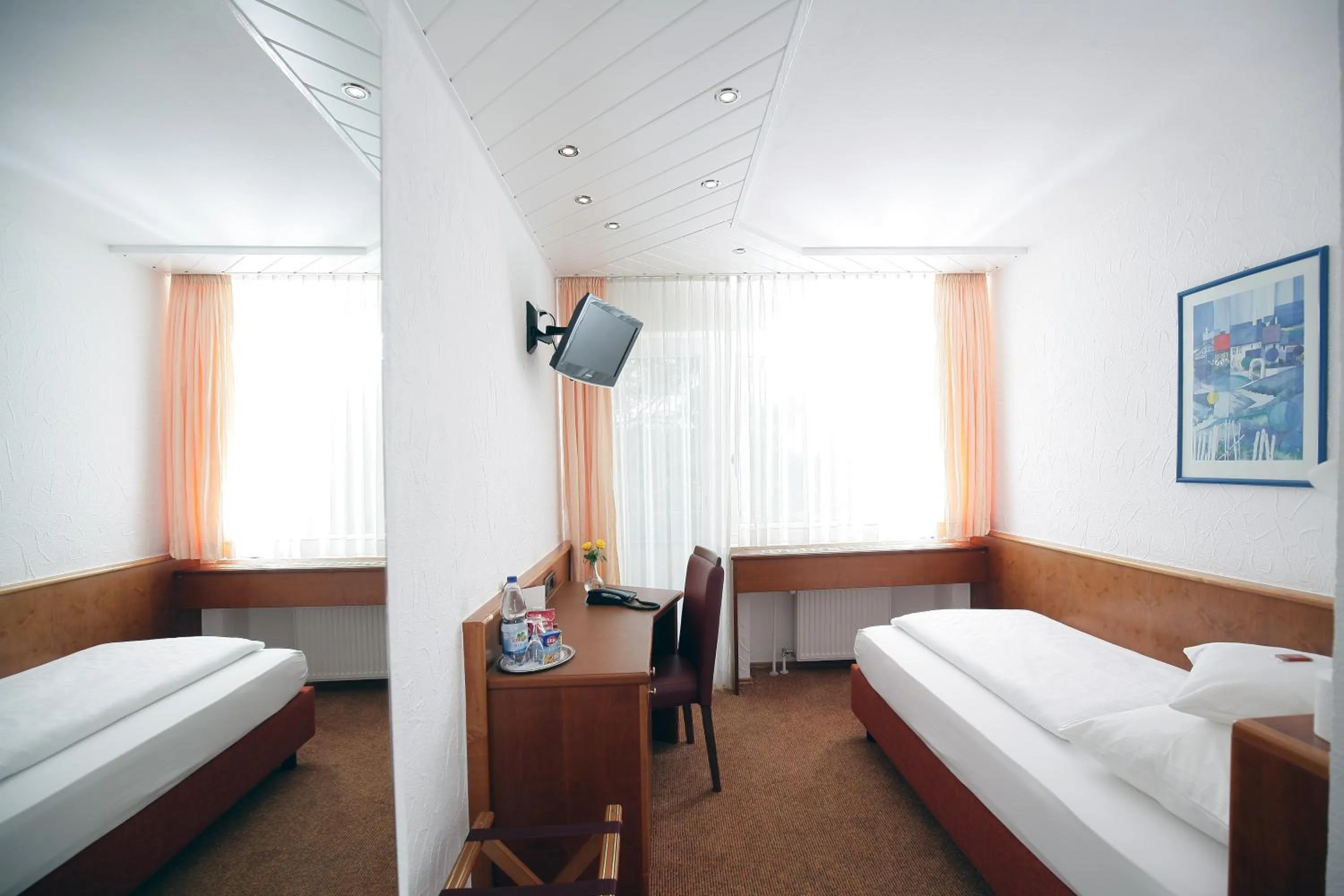 Photo of the whole room, Bed in Badhotel Restaurant Stauferland