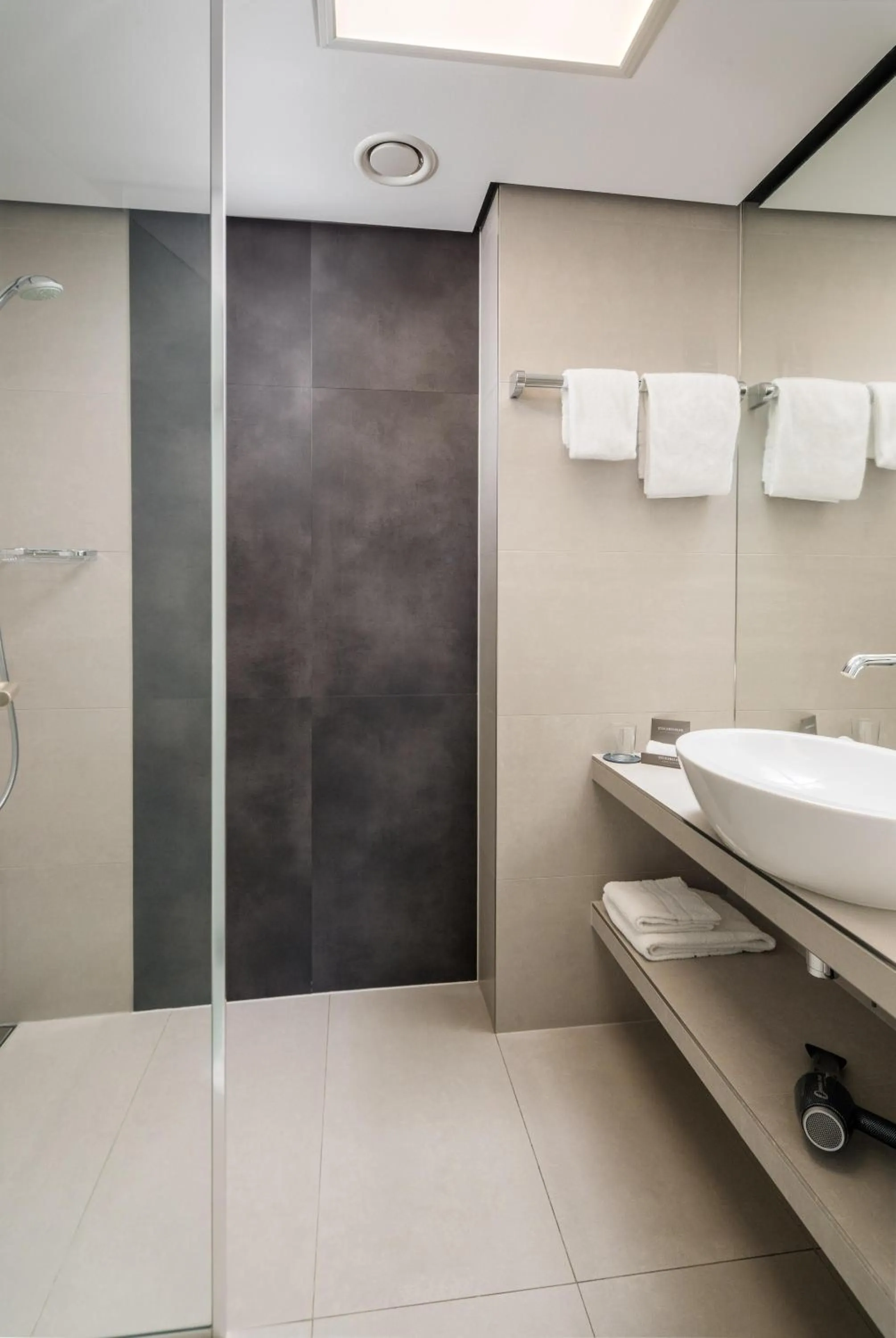 Shower in Steigenberger Hotel Bielefelder Hof