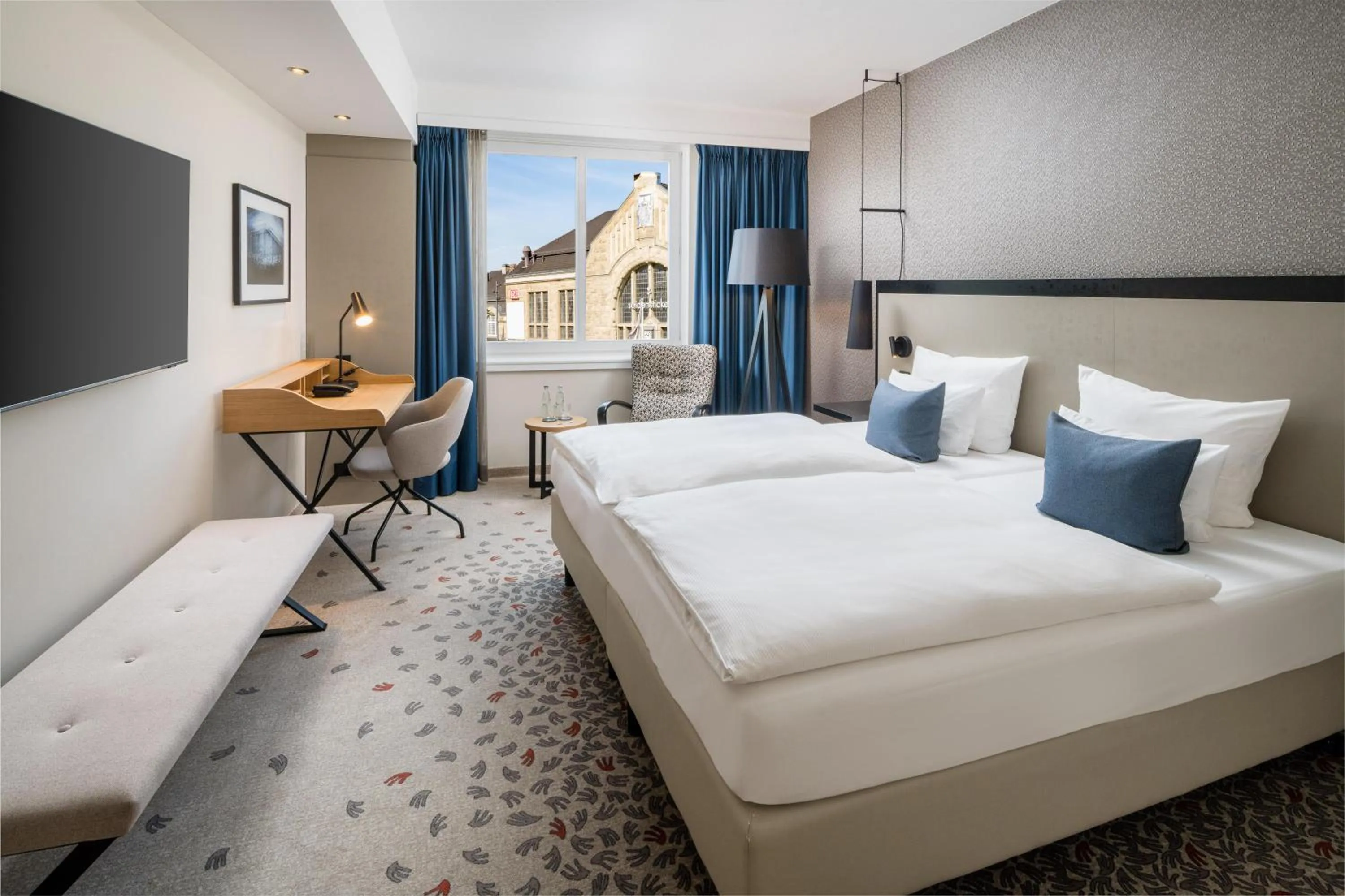 Photo of the whole room, Bed in Steigenberger Hotel Bielefelder Hof