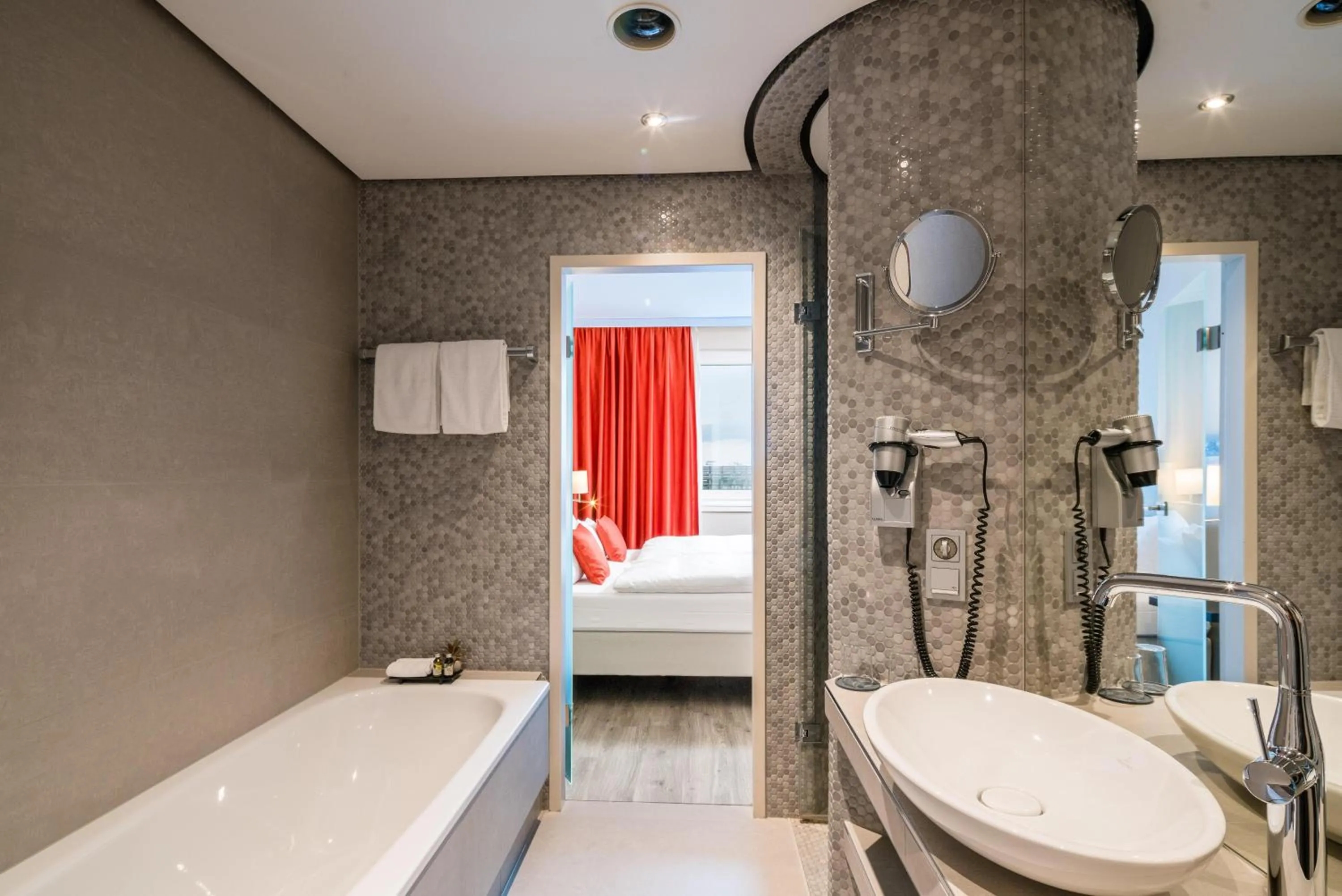 Shower, Bed in Steigenberger Hotel Bielefelder Hof