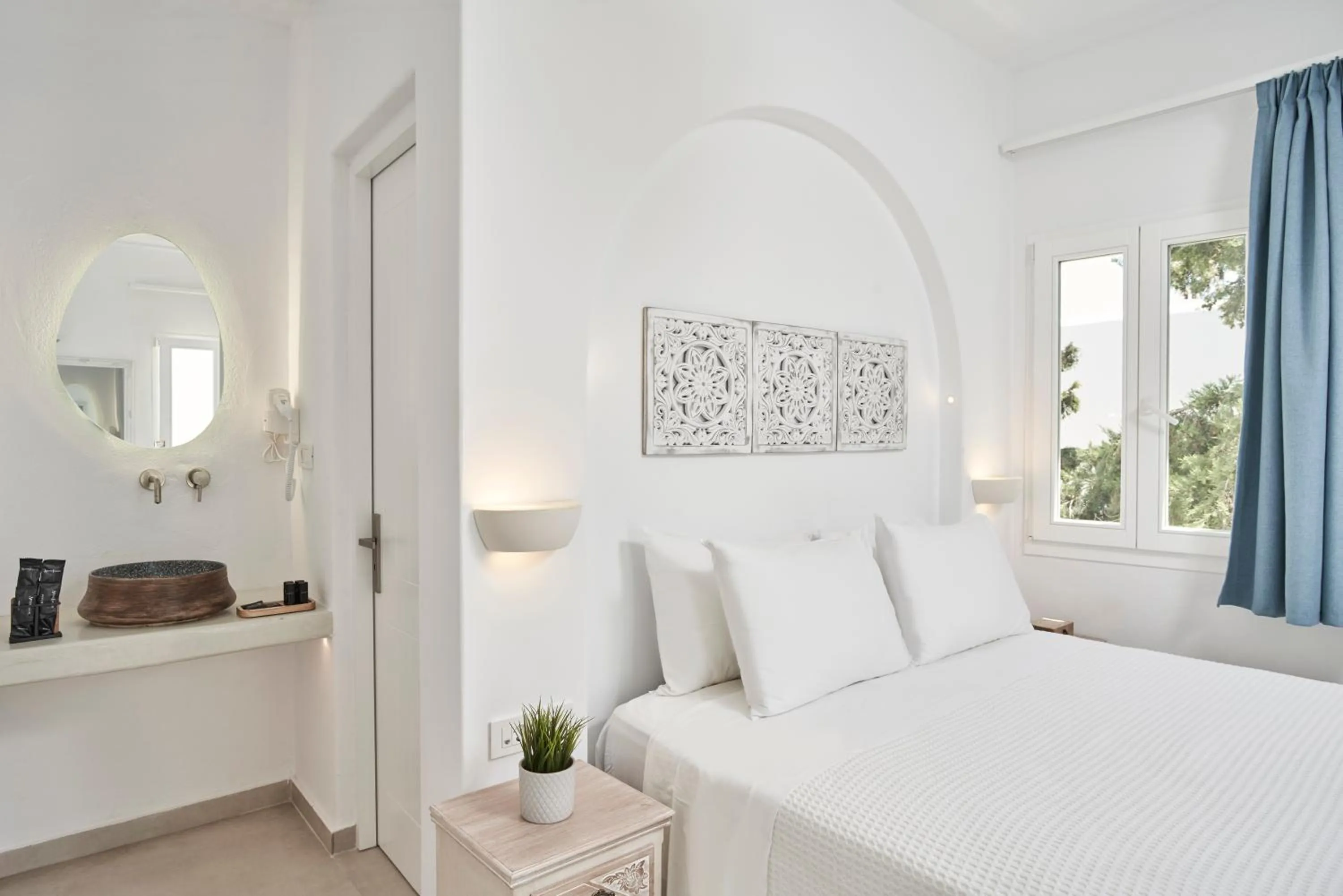 Photo of the whole room, Bed in Galation