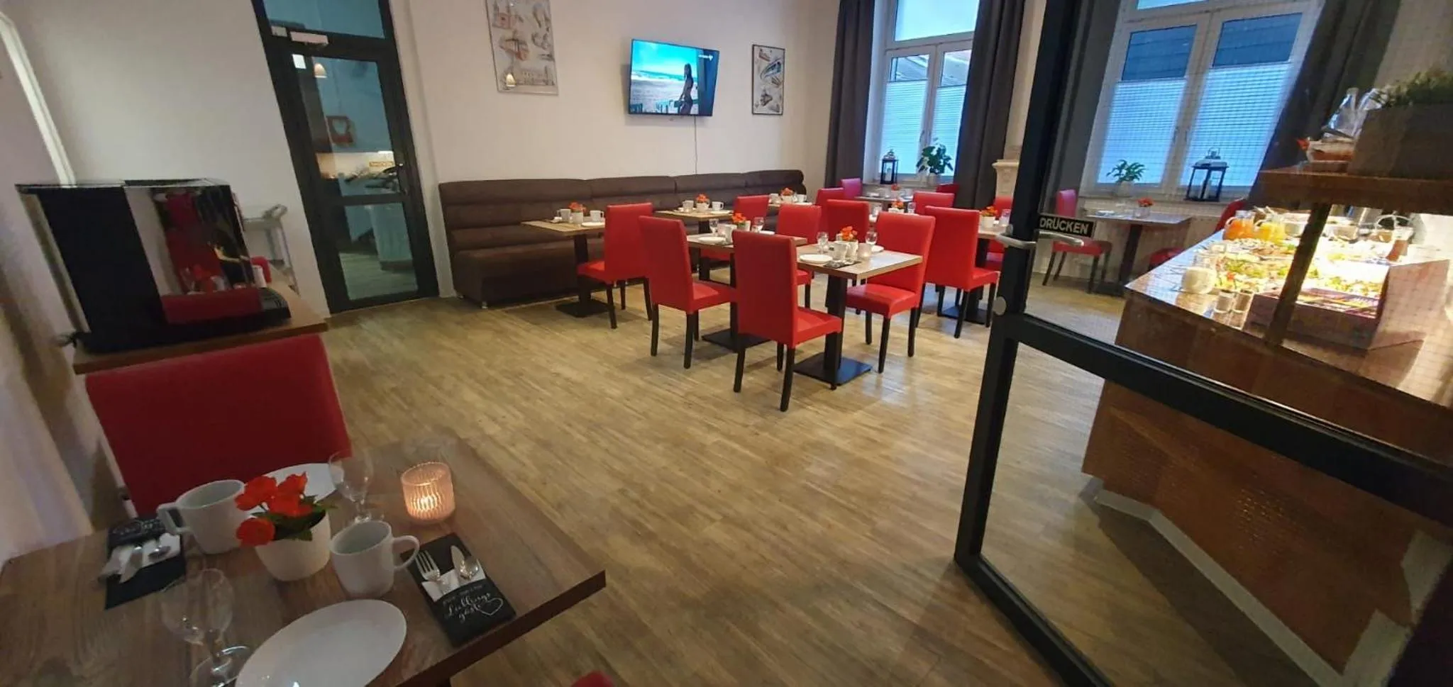 Restaurant/places to eat in Hotel Astor