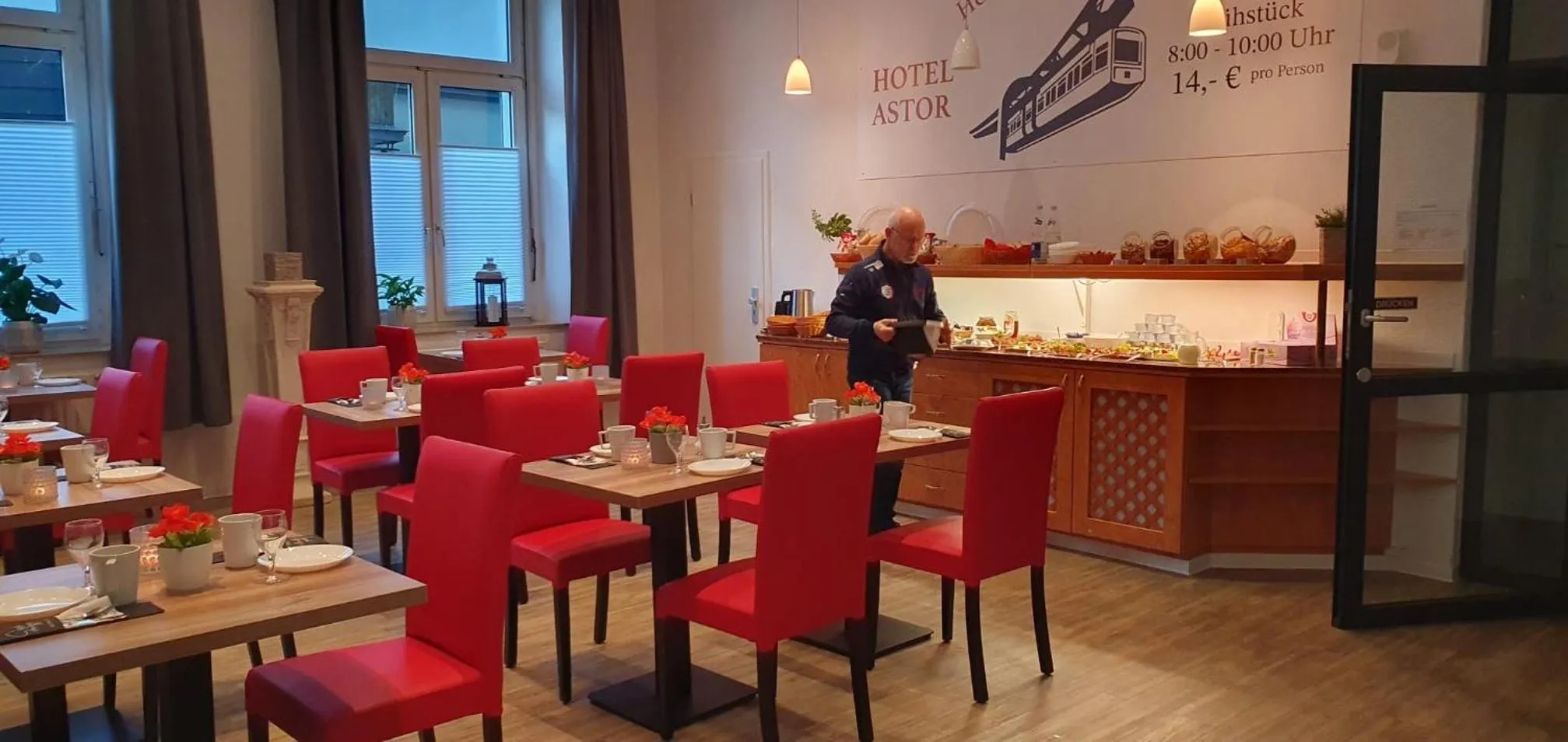 Restaurant/places to eat in Hotel Astor