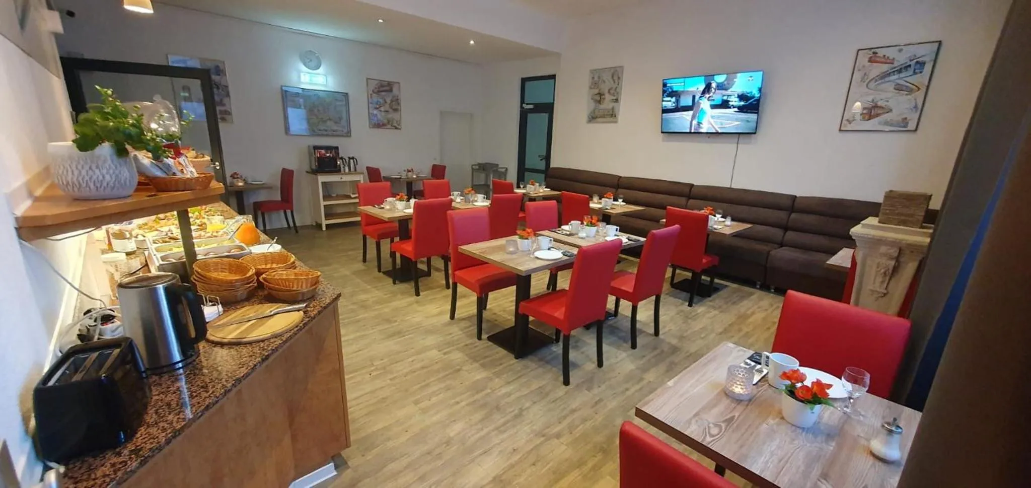 Restaurant/places to eat in Hotel Astor