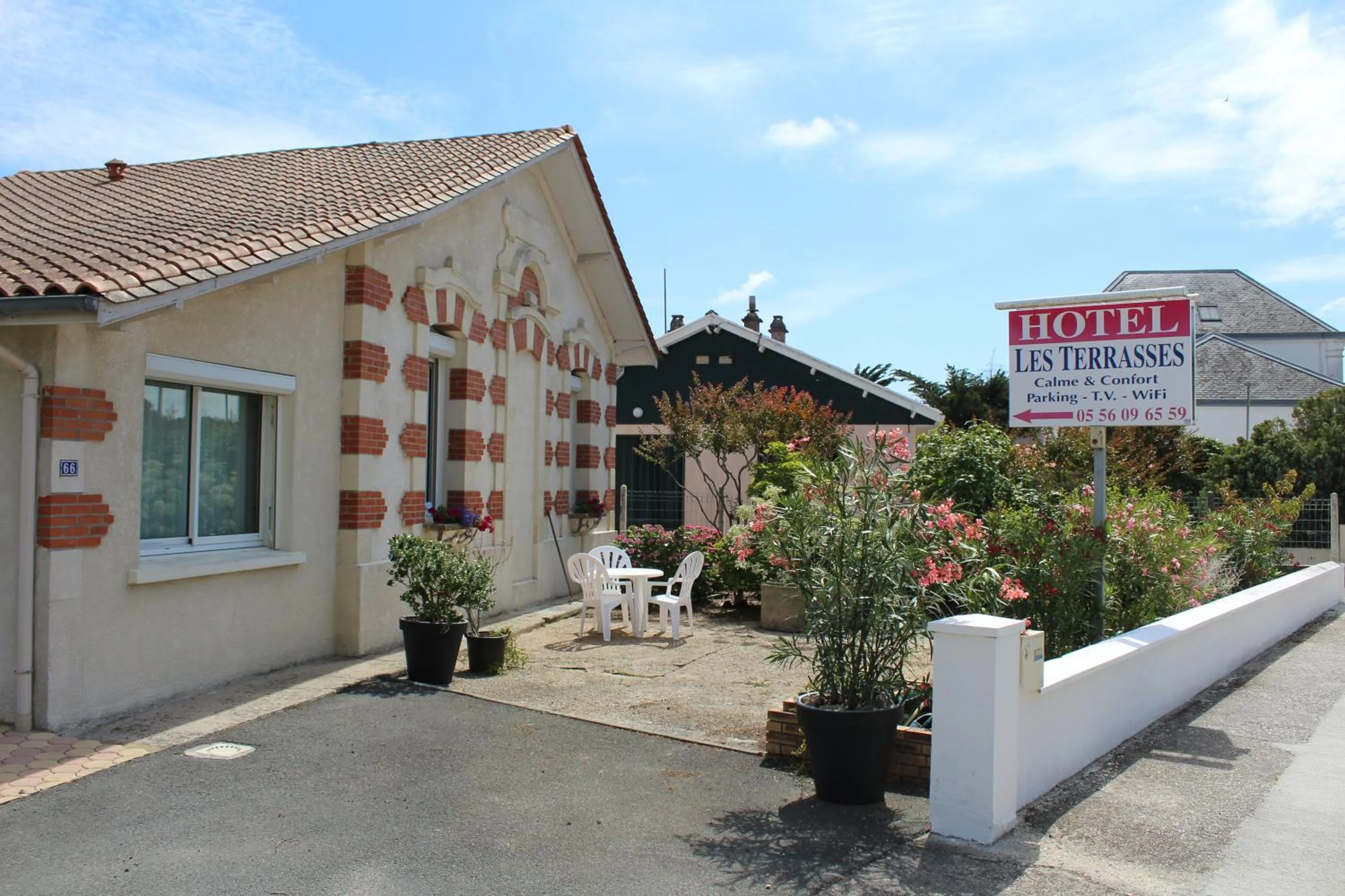Property building in Hôtel LES TERRASSES