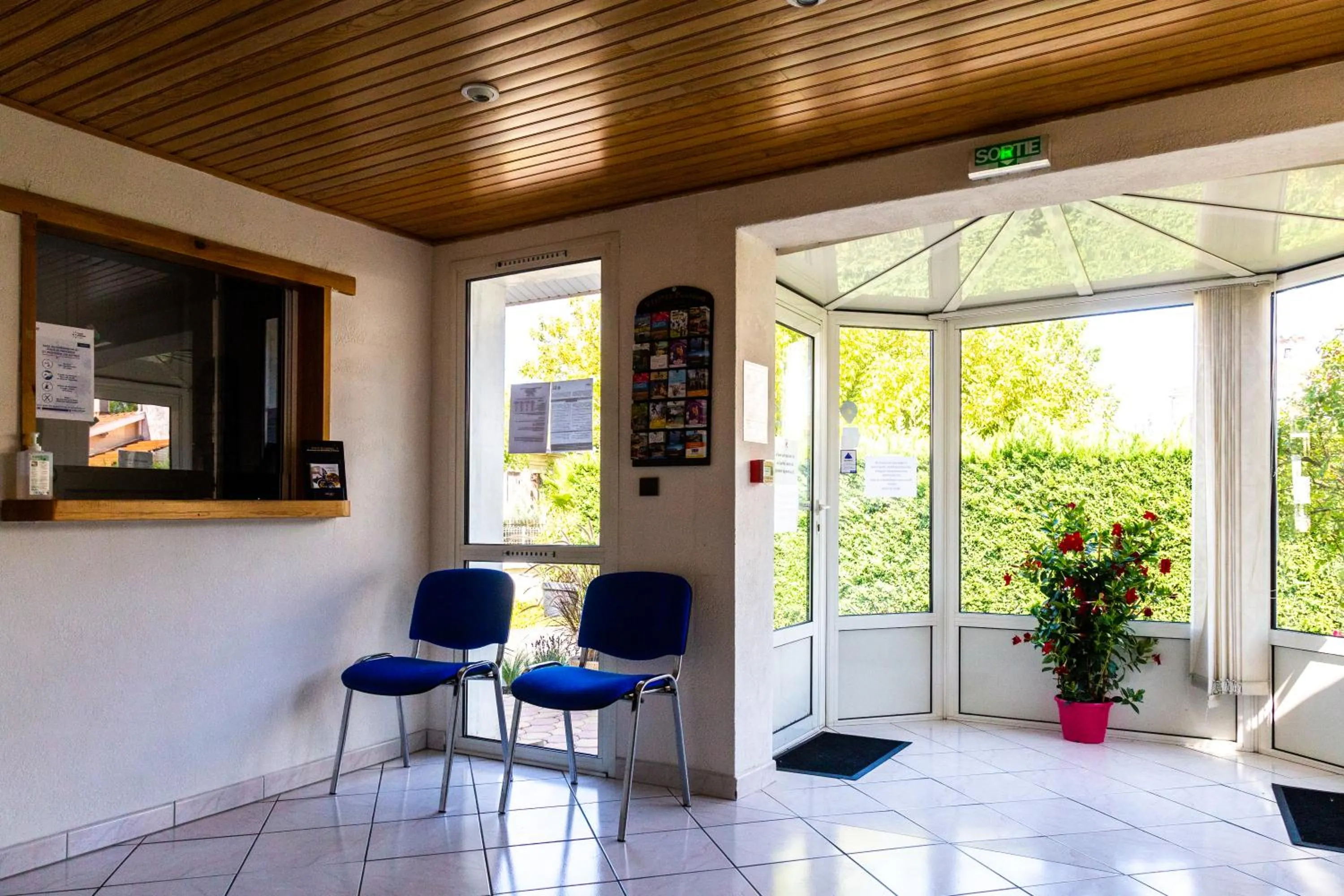 Lobby or reception in Hôtel LES TERRASSES