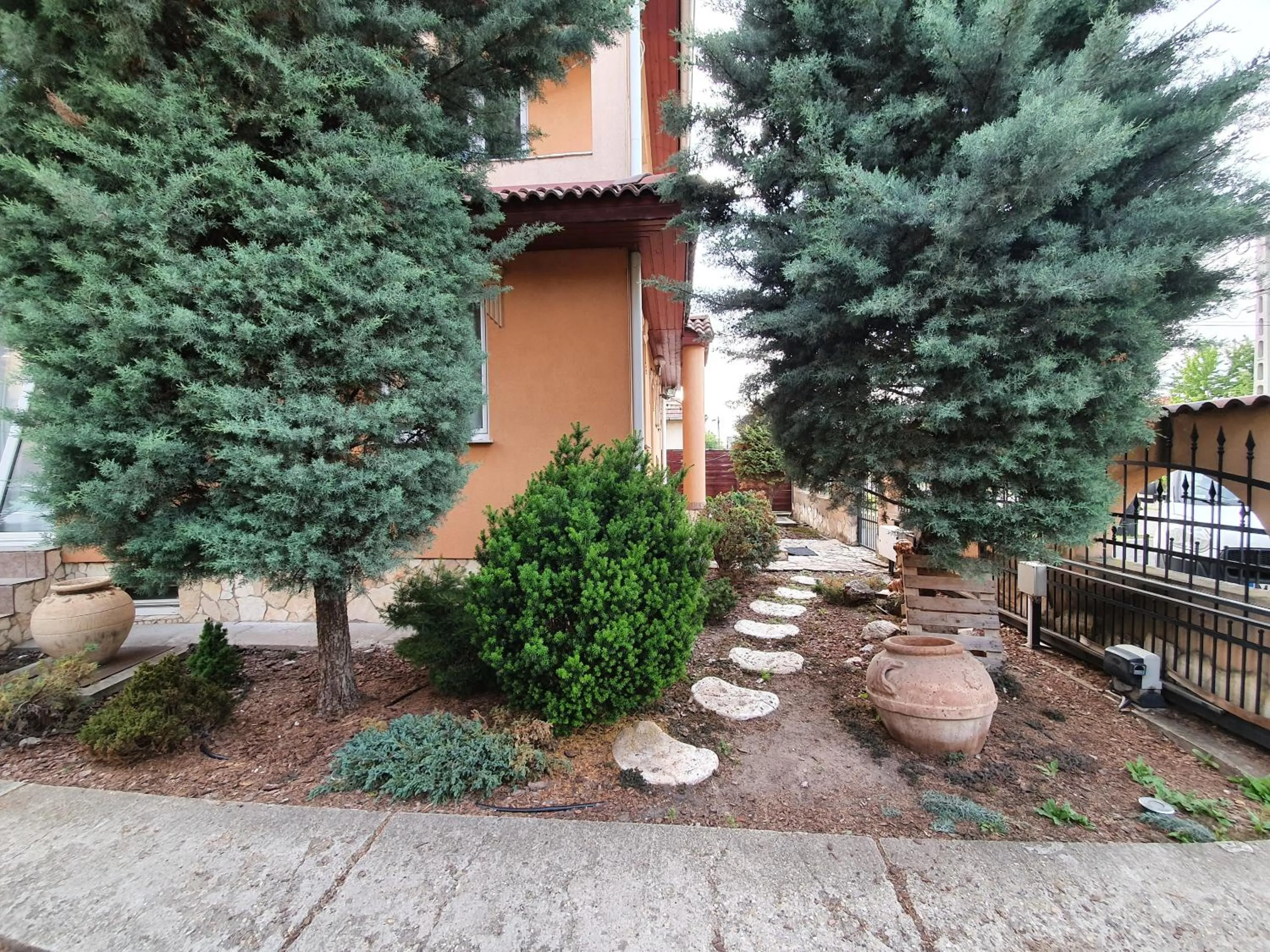 Garden in Airport Luxury Apartman 42