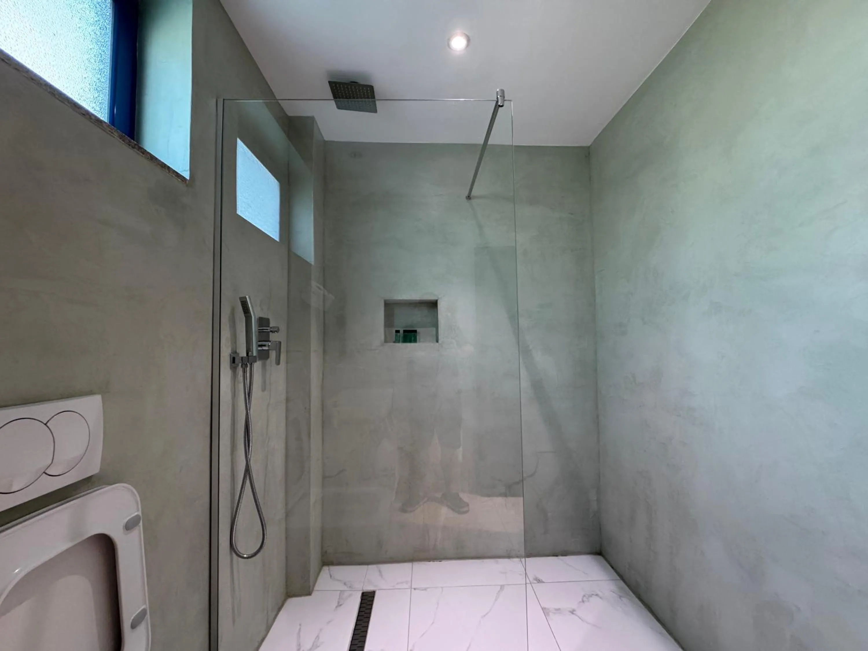 Shower in Hotel Cekodhima