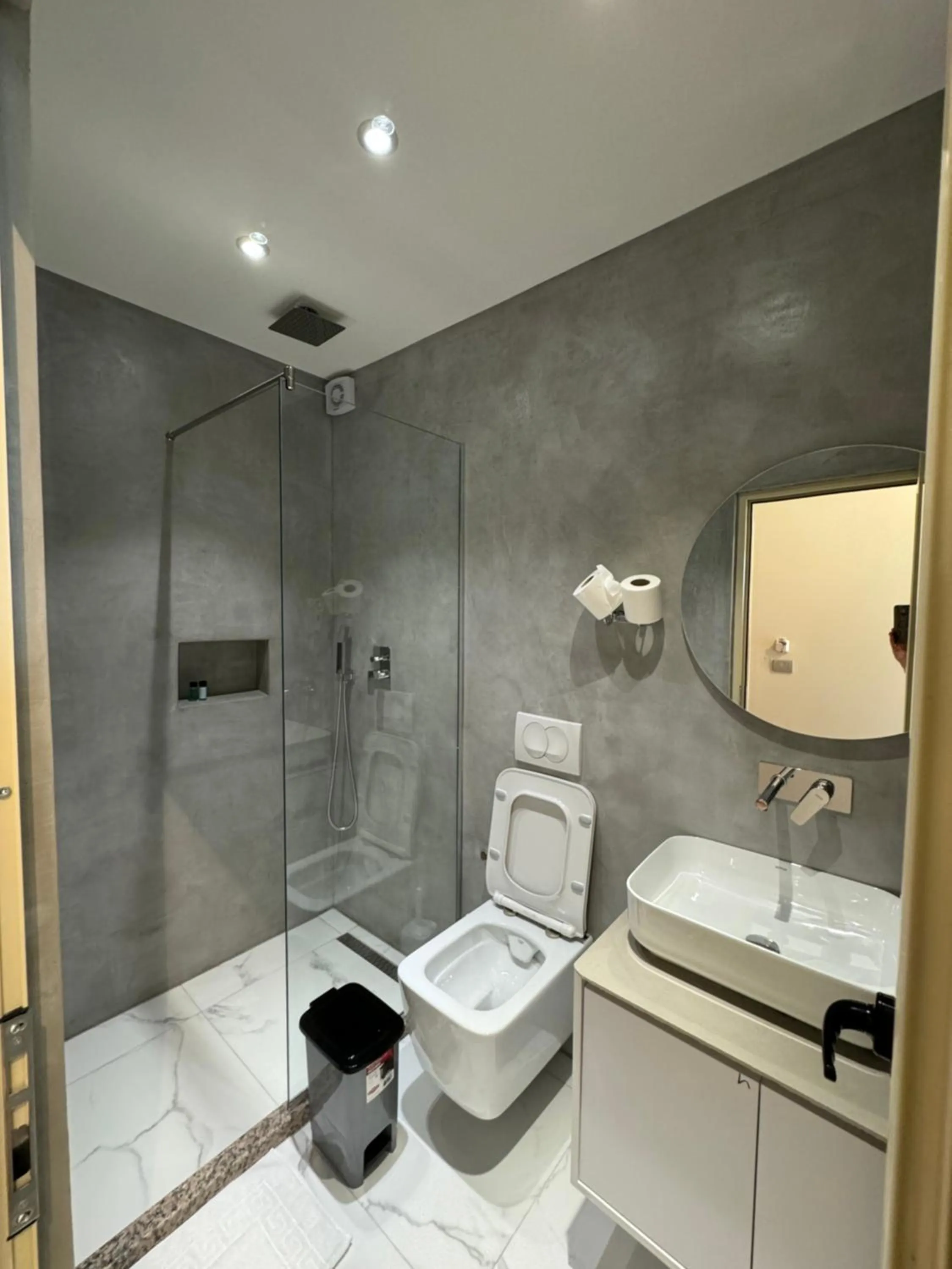 Shower in Hotel Cekodhima