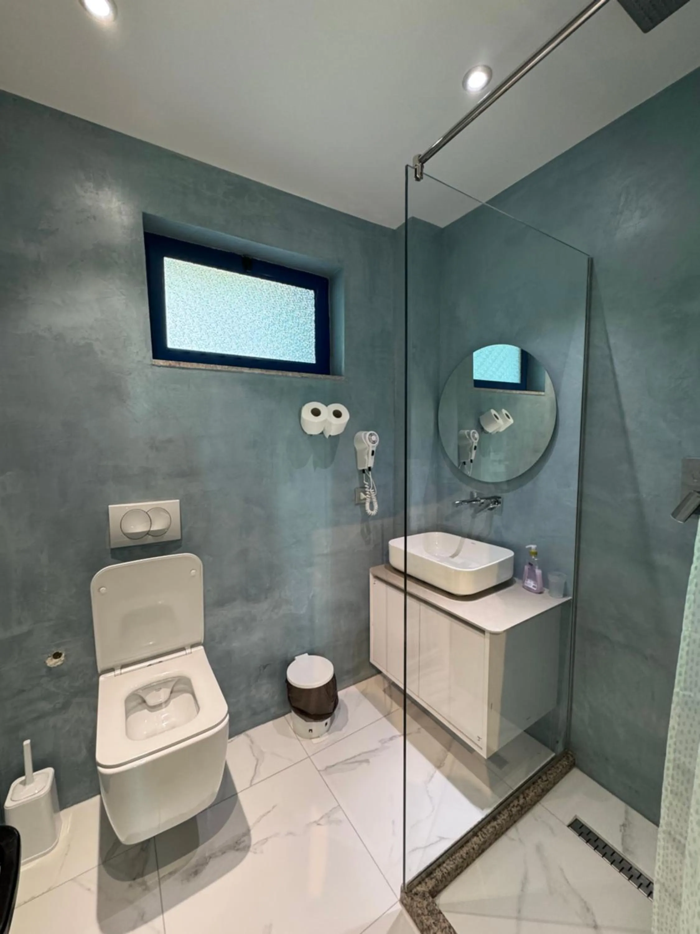 Shower in Hotel Cekodhima