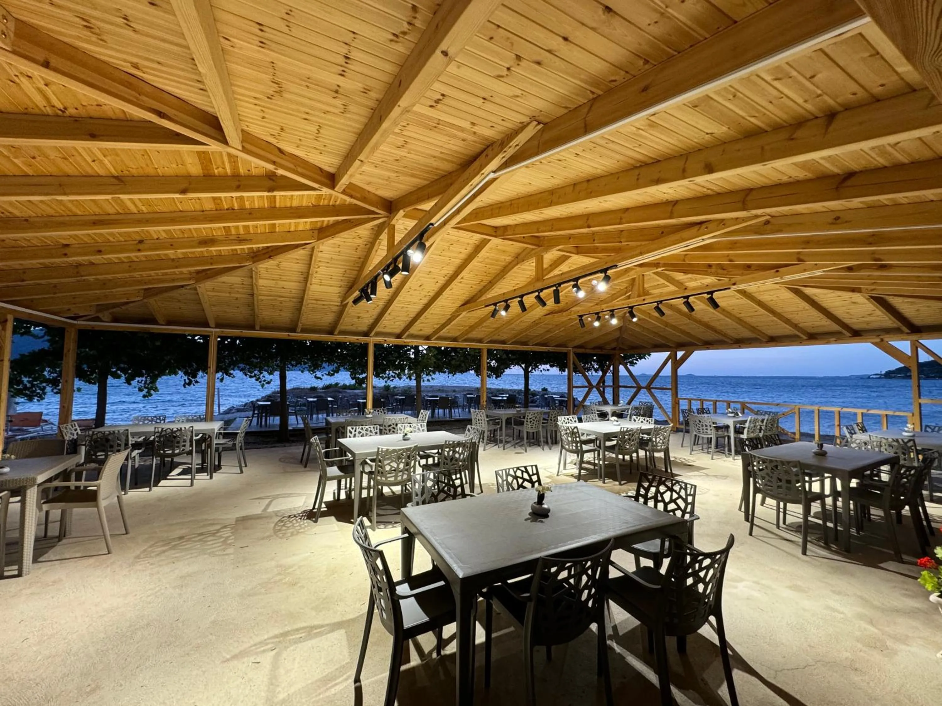 Restaurant/places to eat in Hotel Cekodhima