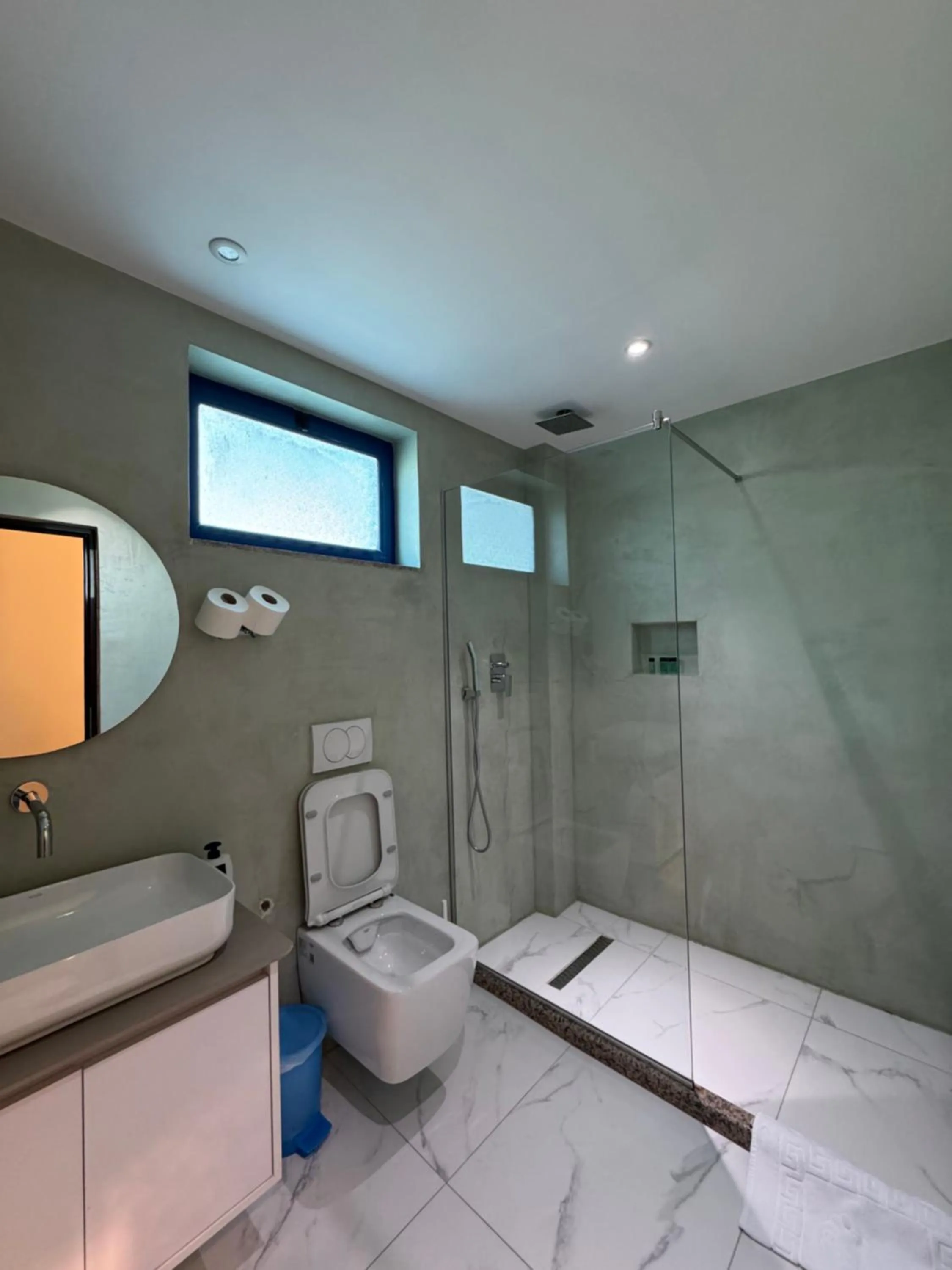 Shower in Hotel Cekodhima