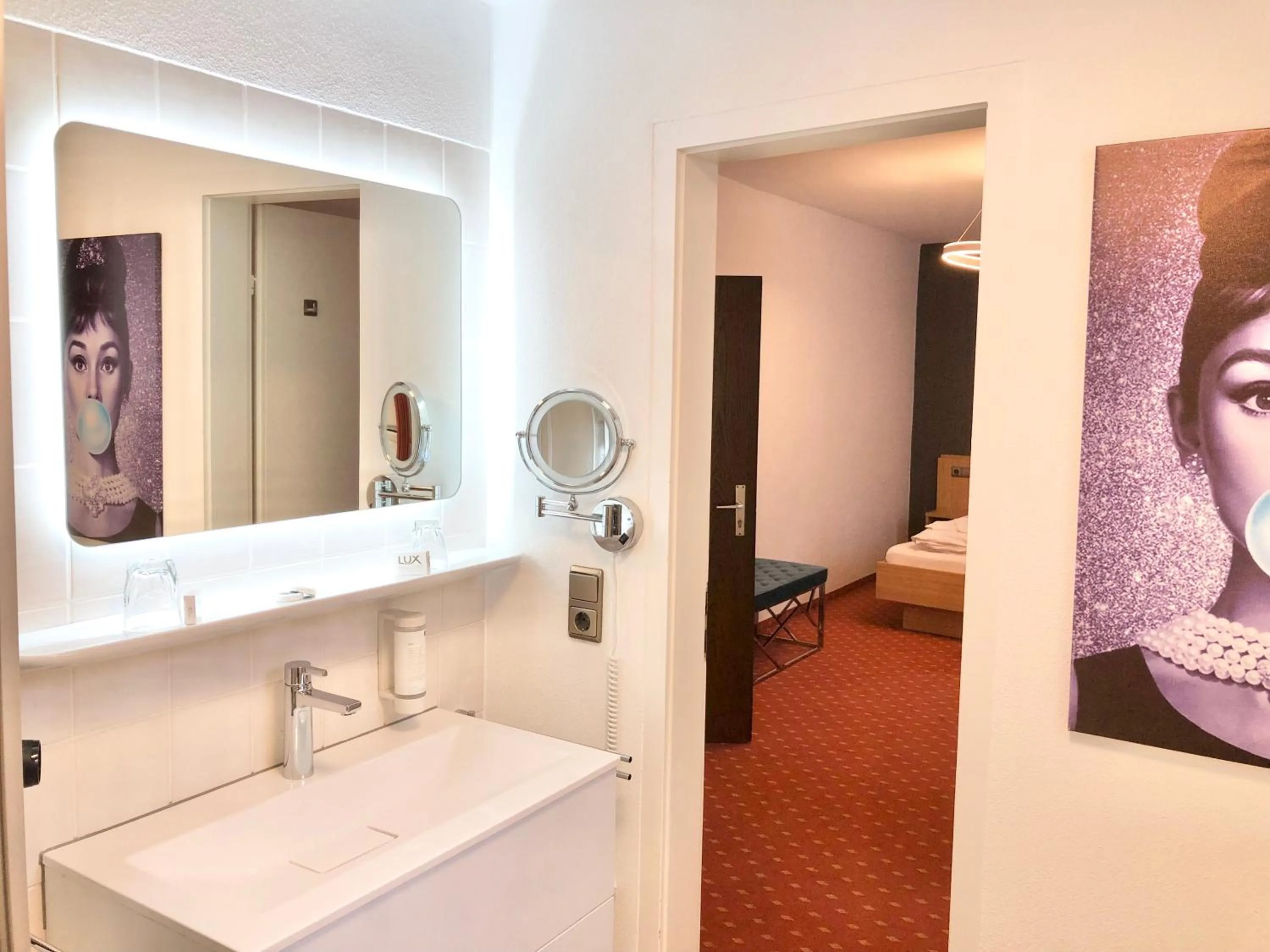 Bathroom, Bed in Hotel Garni "Brauerei Keller"