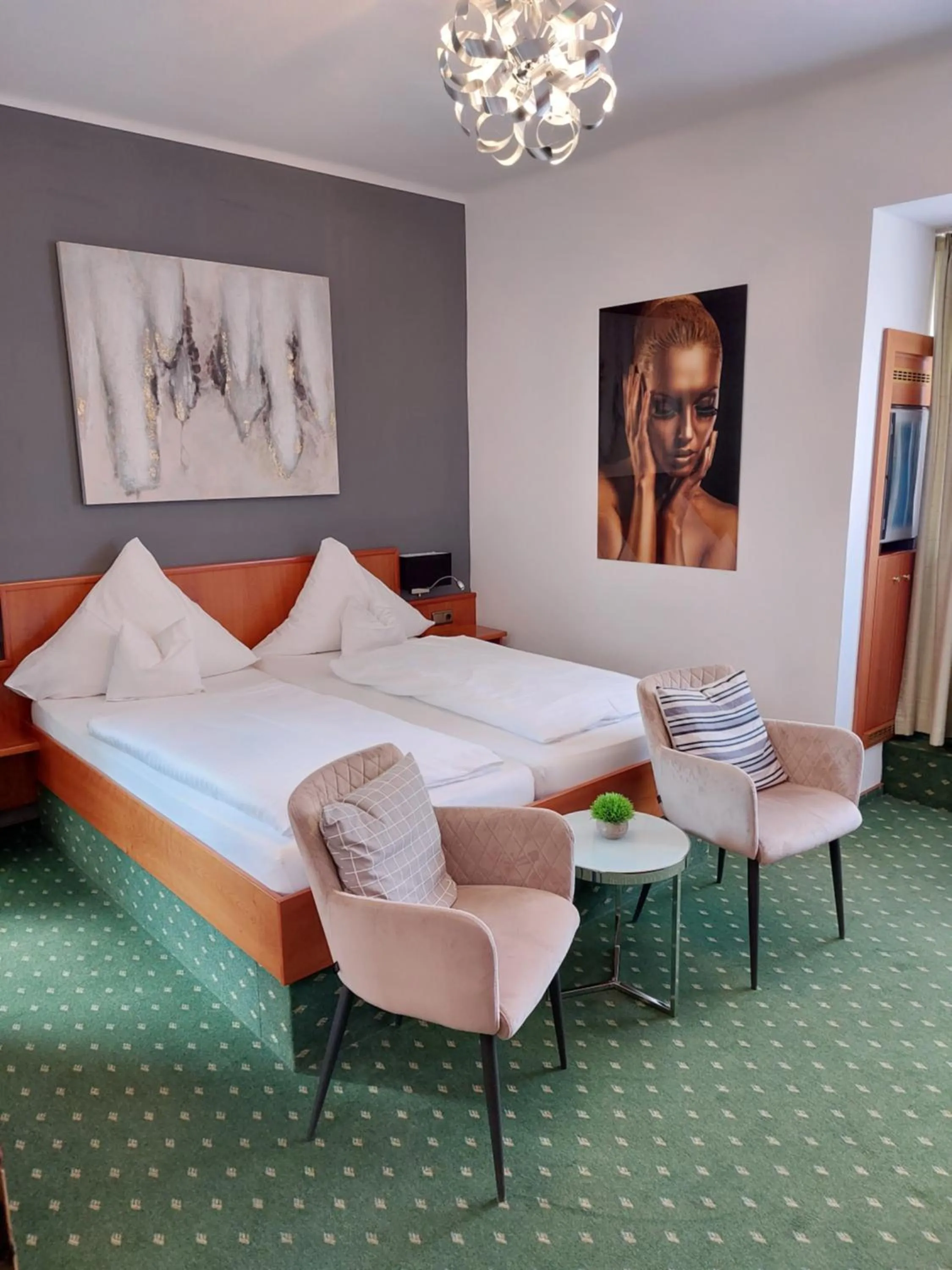 Photo of the whole room, Bed in Hotel Garni "Brauerei Keller"