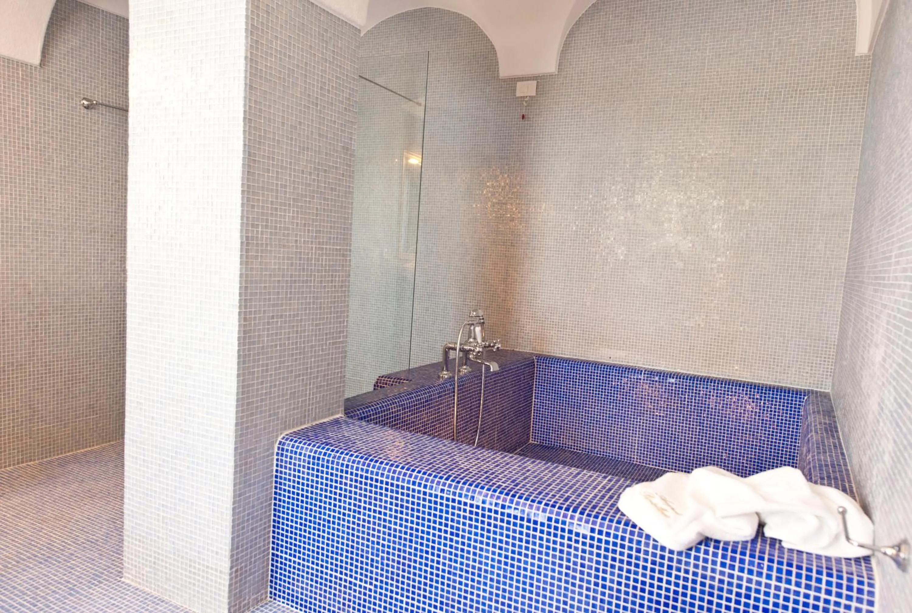 Shower, Bed in Resort Acropoli