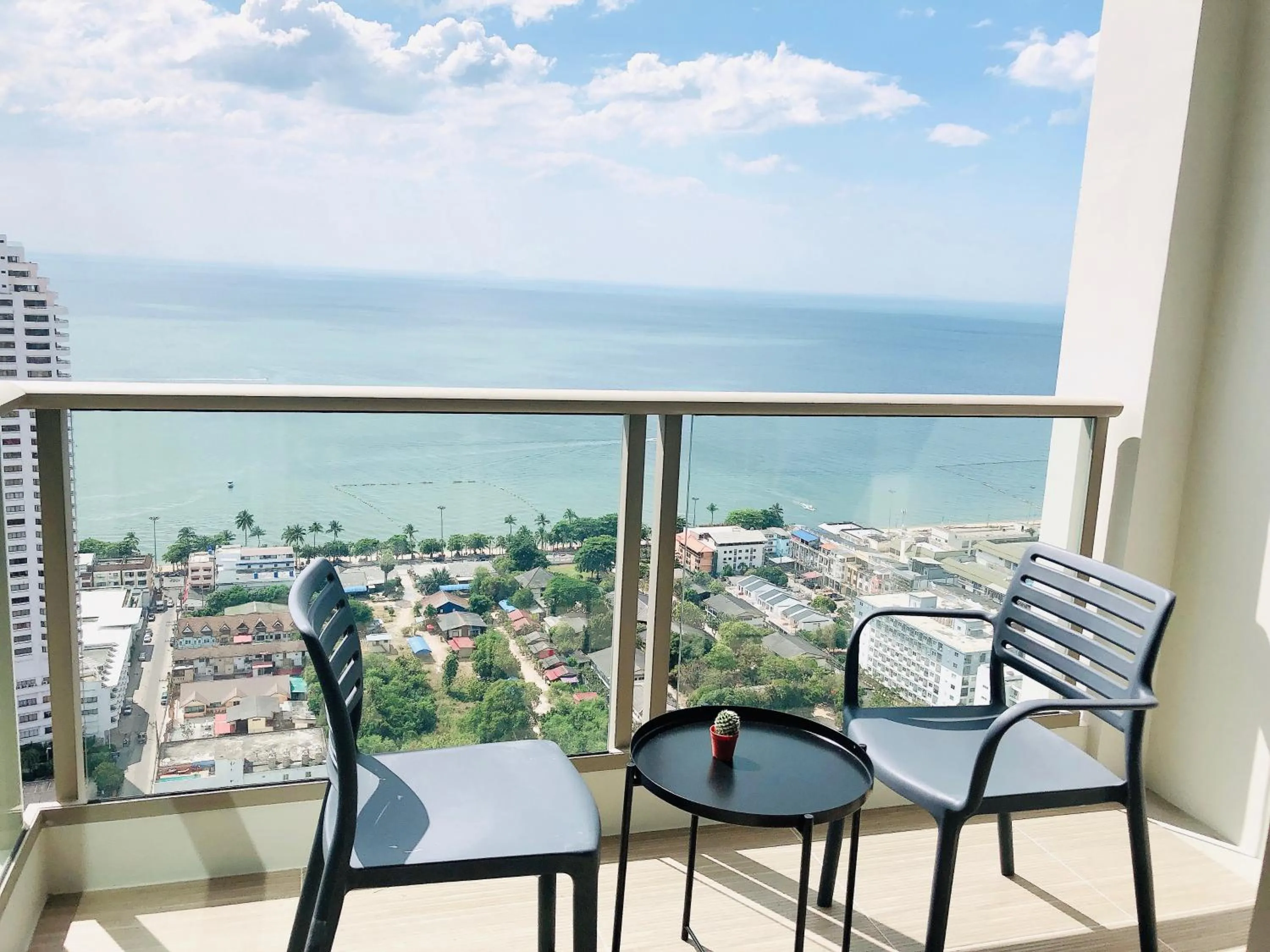 Balcony/Terrace in Riviera Jomtien by Daisy Pattaya