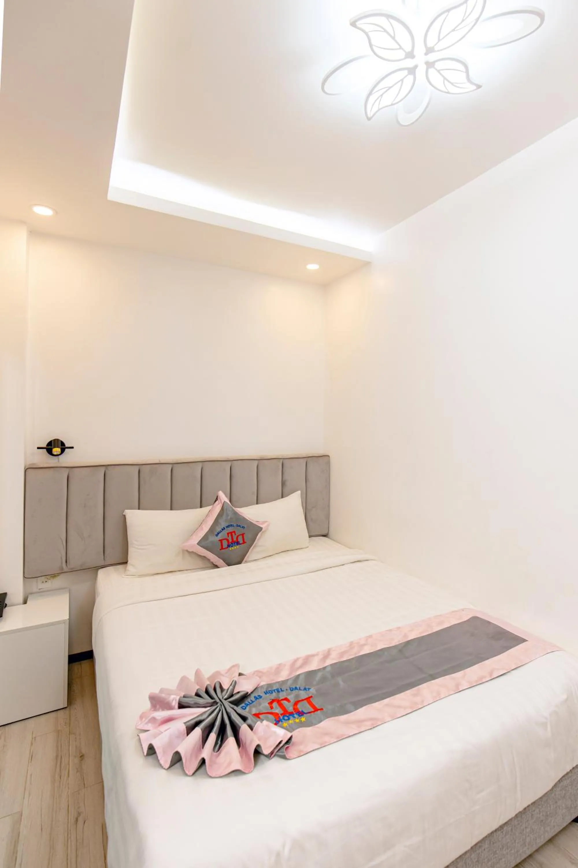 Bed in Dallas Hotel Dalat