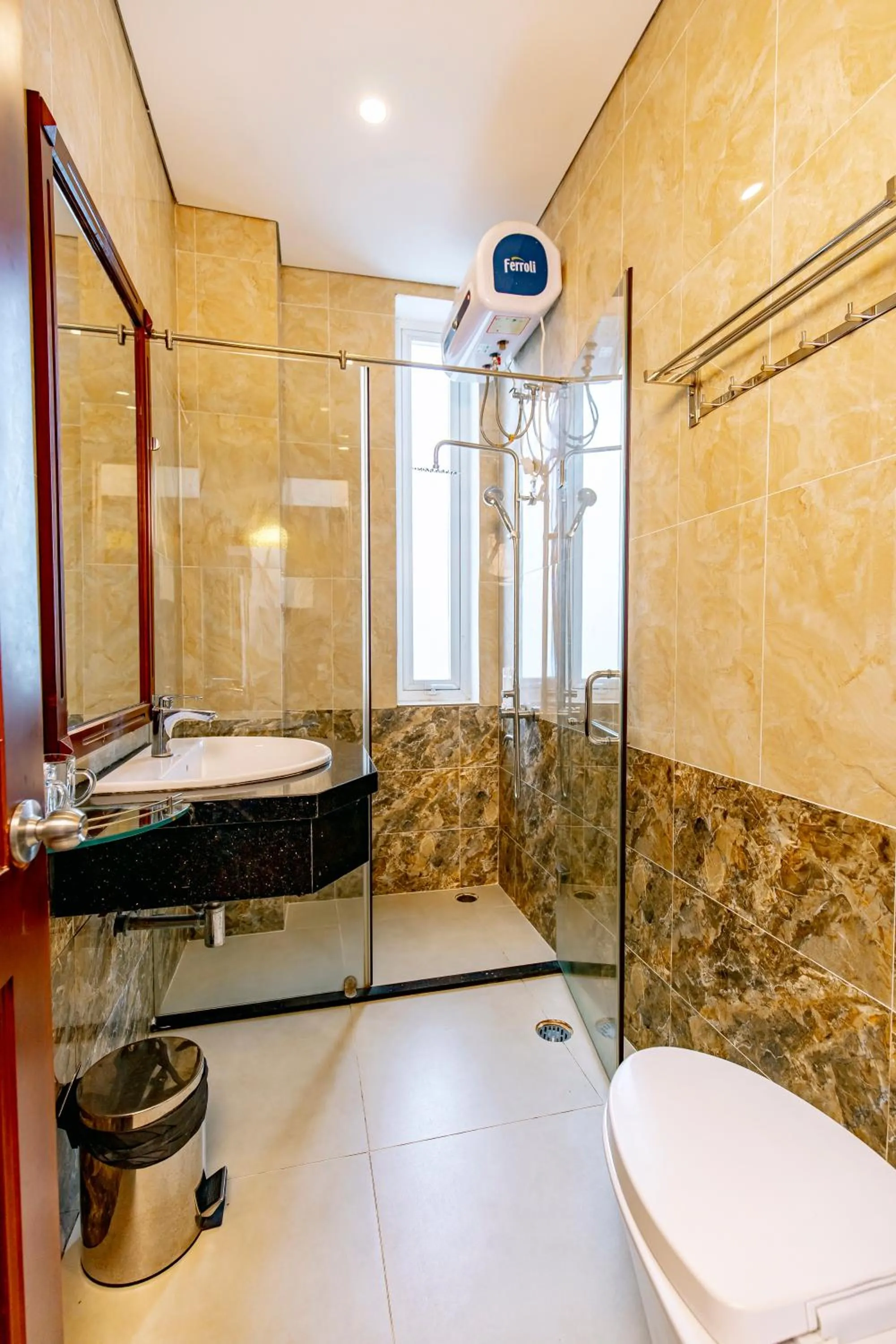 Shower in Dallas Hotel Dalat