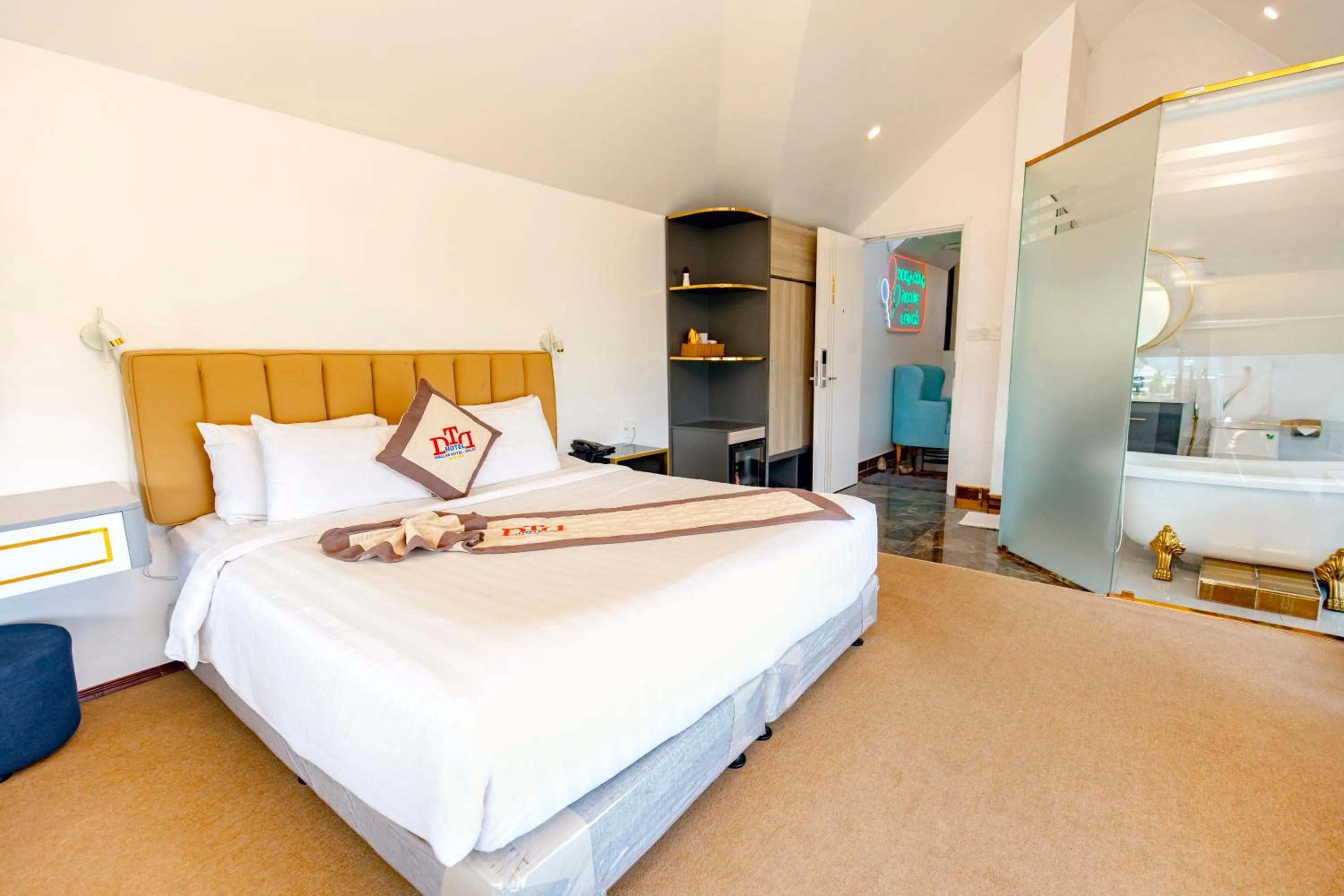 Bed in Dallas Hotel Dalat