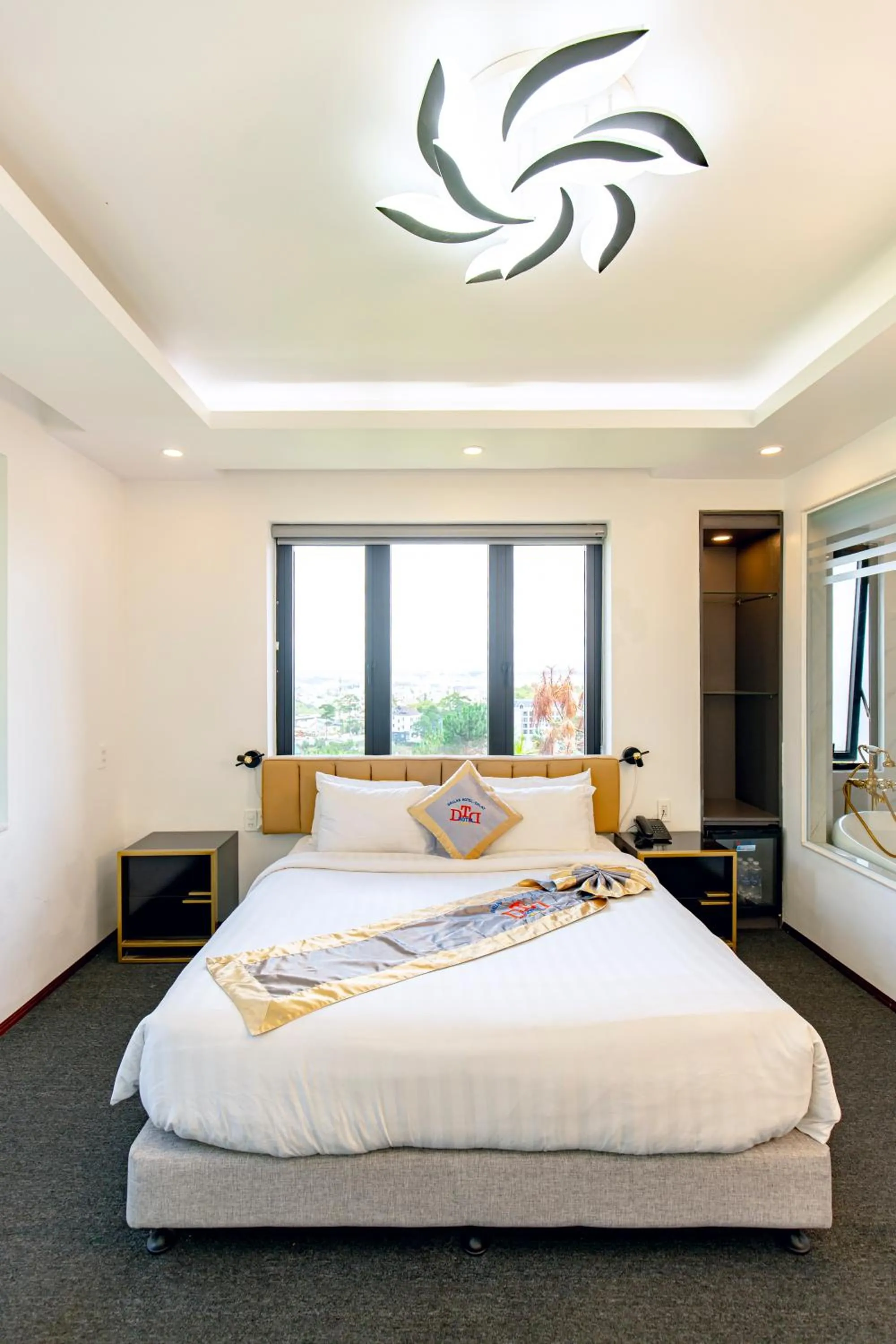 Bed in Dallas Hotel Dalat